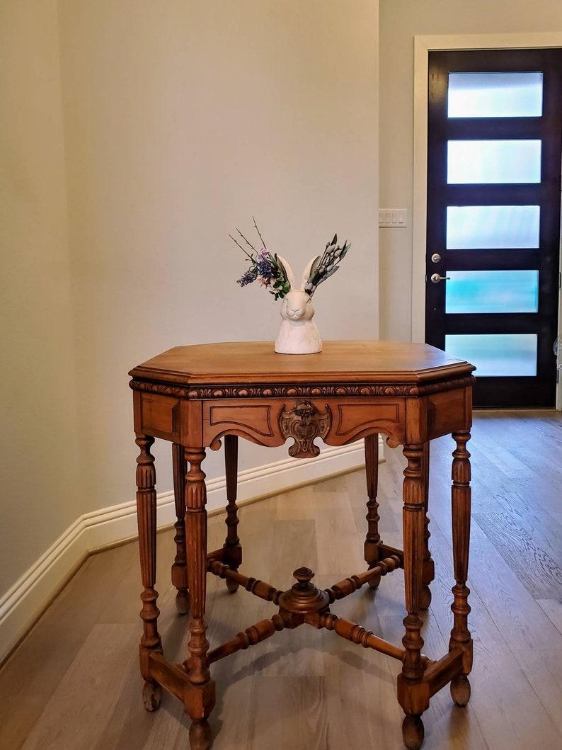 Antiker amerikanischer viktorianischer achteckiger Mitteltisch aus geschnitztem Nussbaumholz im Angebot 1