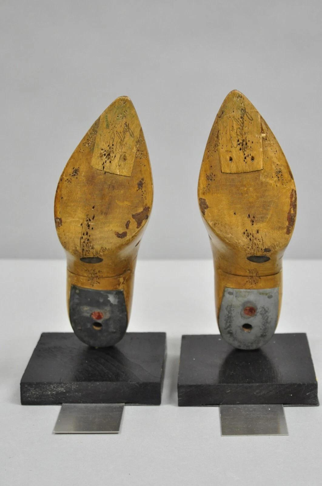 Anciennes serre-livres de style victorien américain en bois sculpté pour femmes - une paire en vente 3