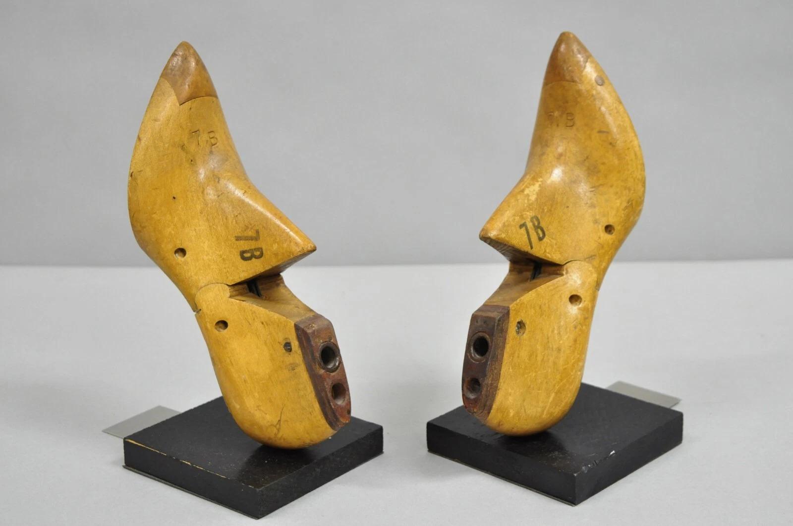 Anciennes serre-livres de style victorien américain en bois sculpté pour femmes - une paire en vente 4