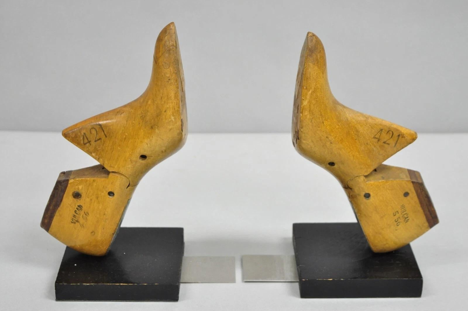 Ancien serre-livres en bois sculpté de style victorien pour chaussures de femmes - une paire. Circa Early 20th Century. Dimensions : 10