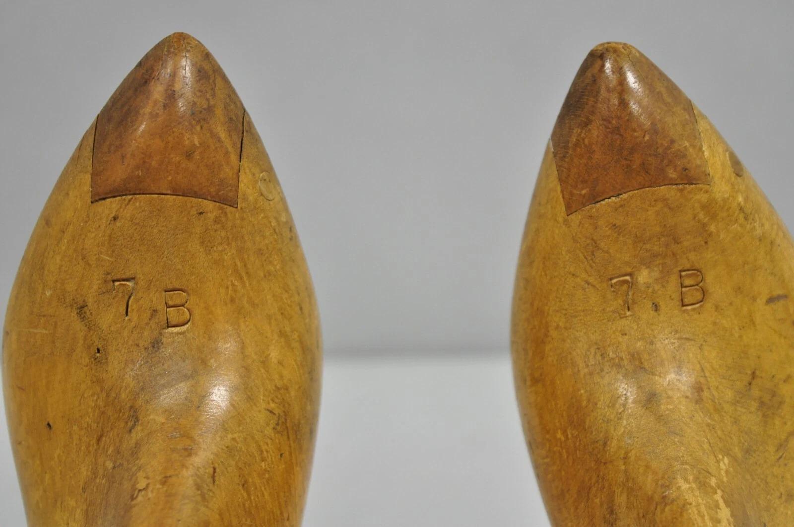 Inconnu Anciennes serre-livres de style victorien américain en bois sculpté pour femmes - une paire en vente