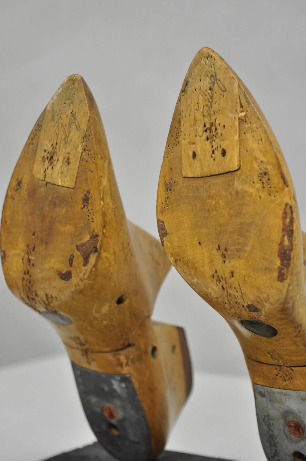 Anciennes serre-livres de style victorien américain en bois sculpté pour femmes - une paire Bon état - En vente à Philadelphia, PA