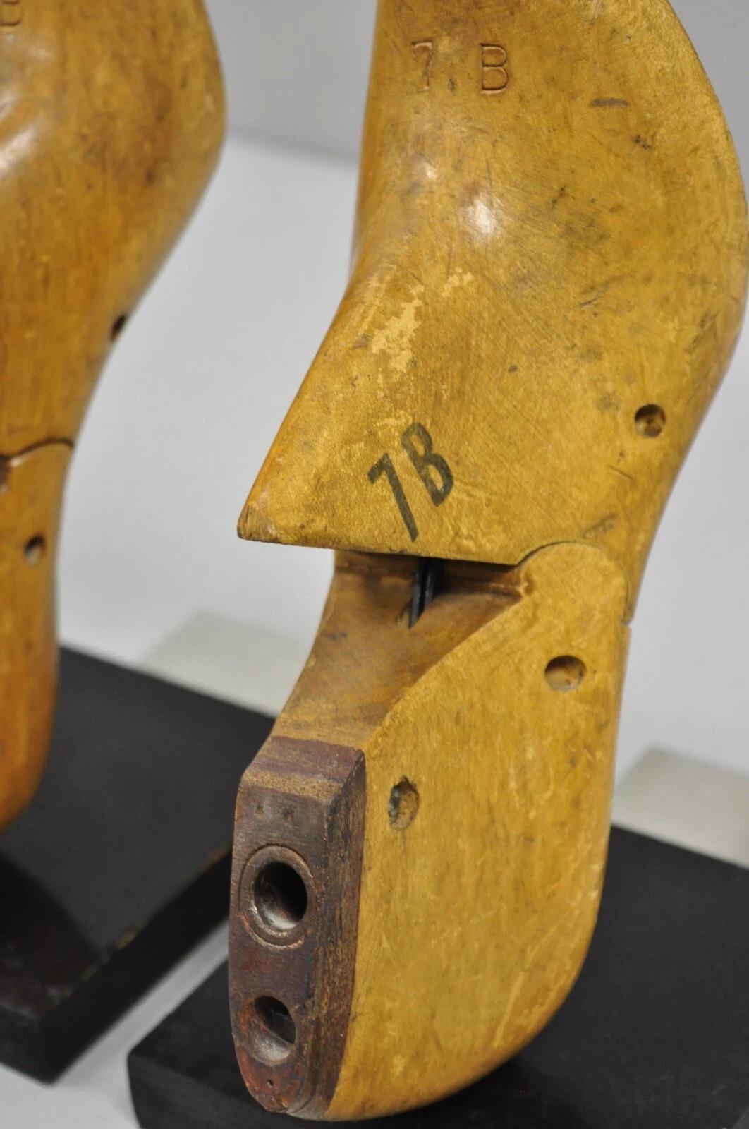 Anciennes serre-livres de style victorien américain en bois sculpté pour femmes - une paire en vente 1