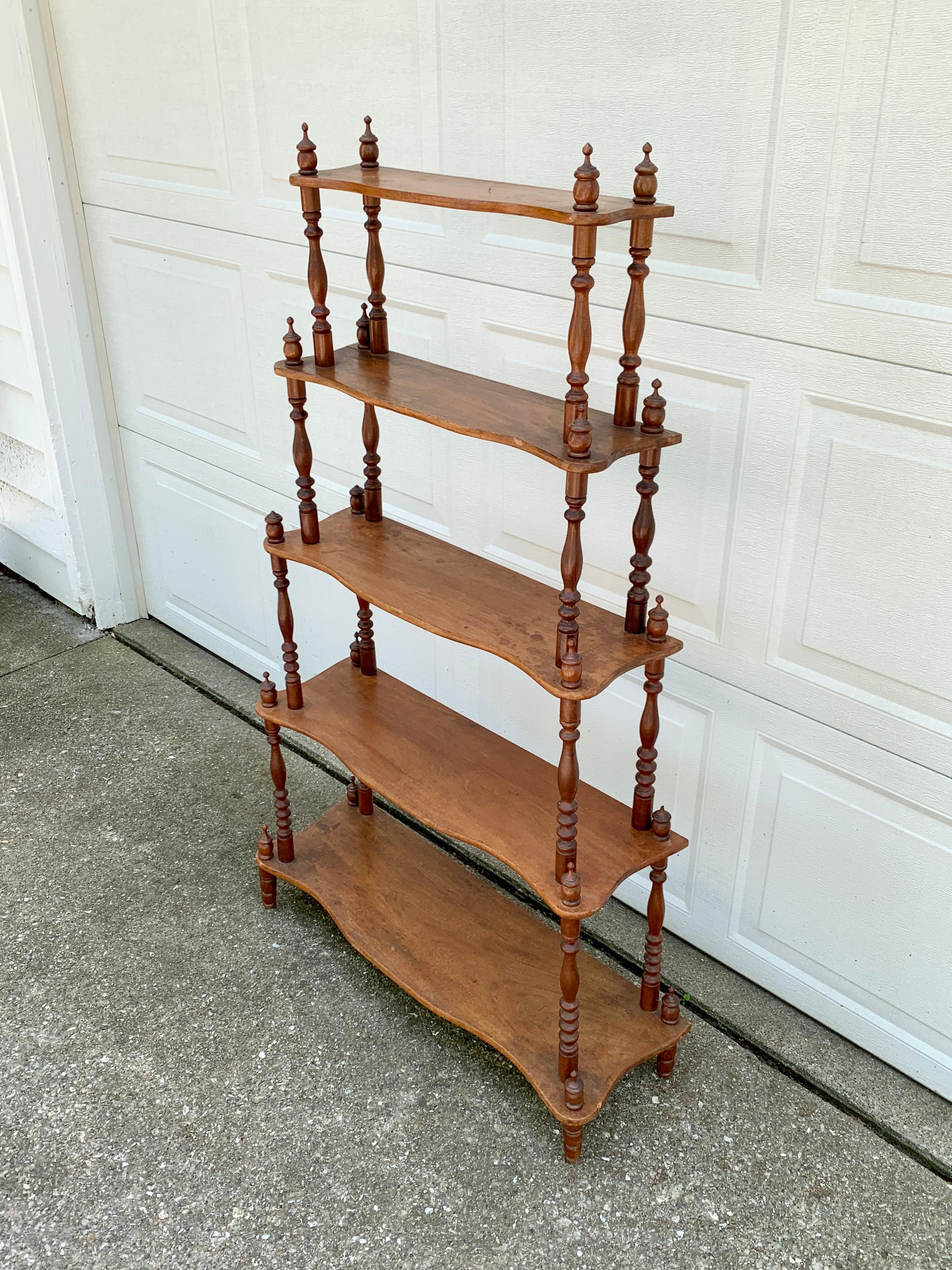 A gorgeous Victorian or American Colonial style cherry wood five shelf etagere or bookshelf with carved finial details

USA, circa late 19th century

Measures: 31.75