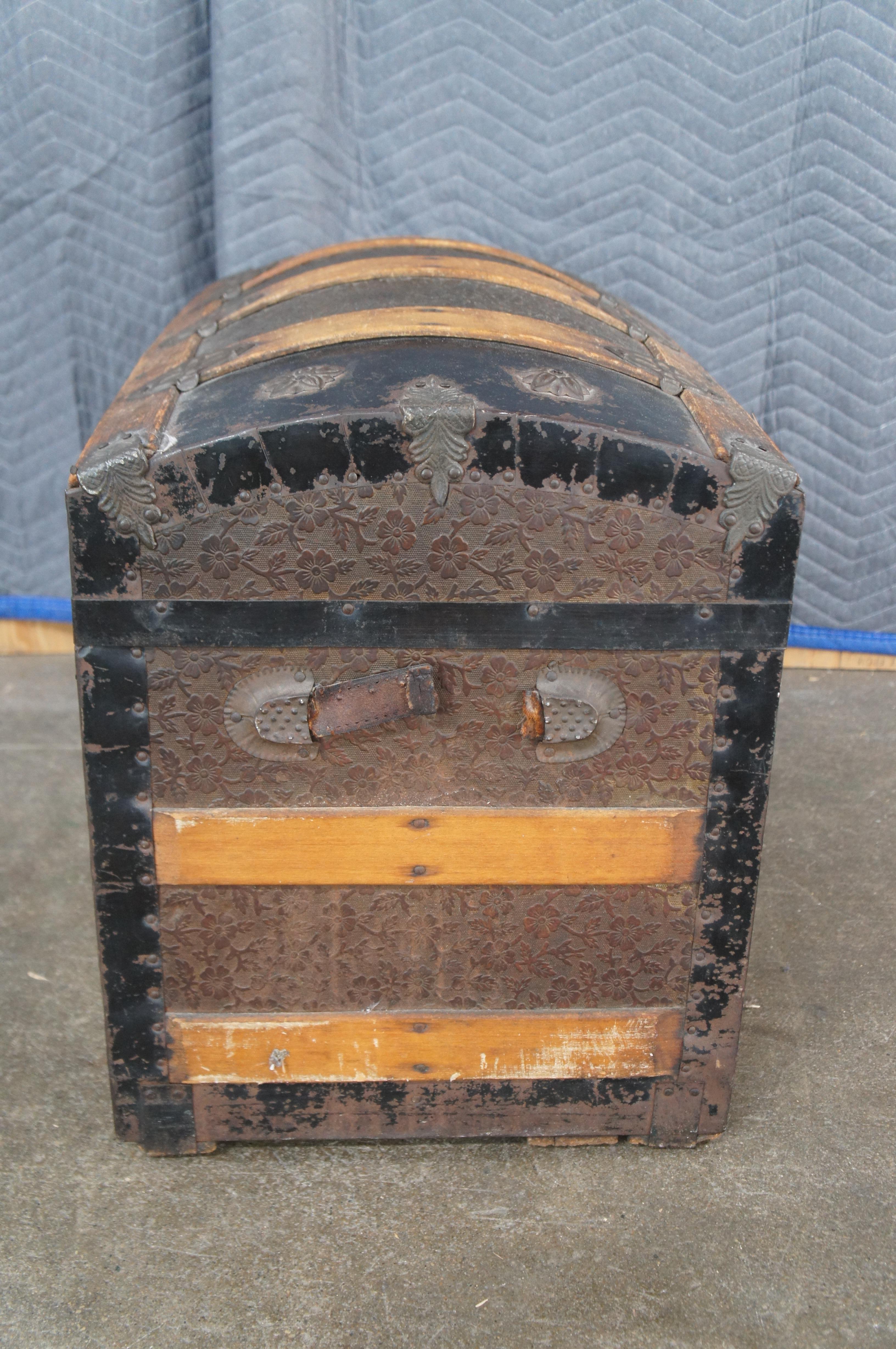 Antico baule da viaggio americano vittoriano in legno di Oak e metallo con cupola in rilievo in vendita 4