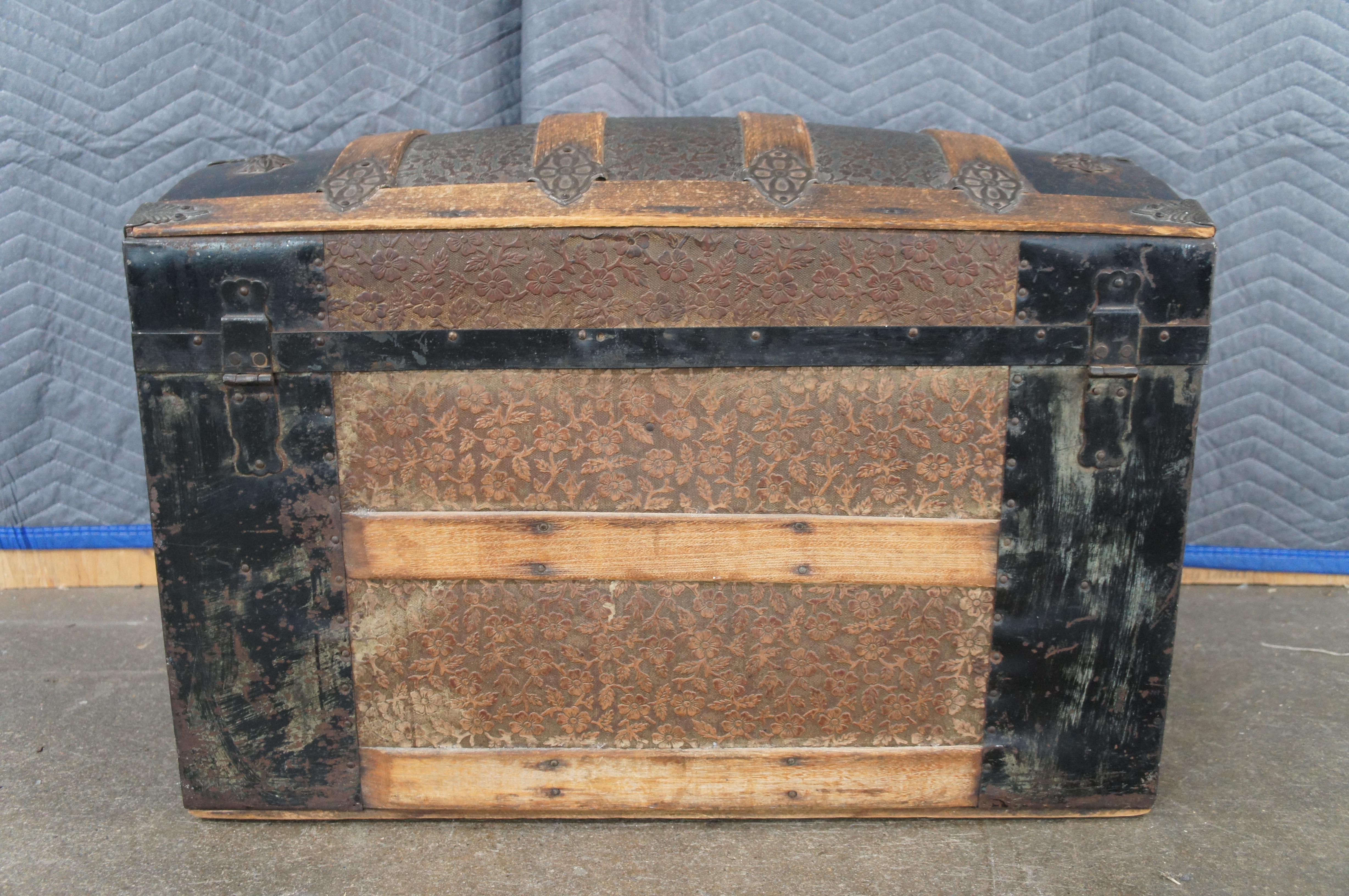 Antico baule da viaggio americano vittoriano in legno di Oak e metallo con cupola in rilievo in vendita 5