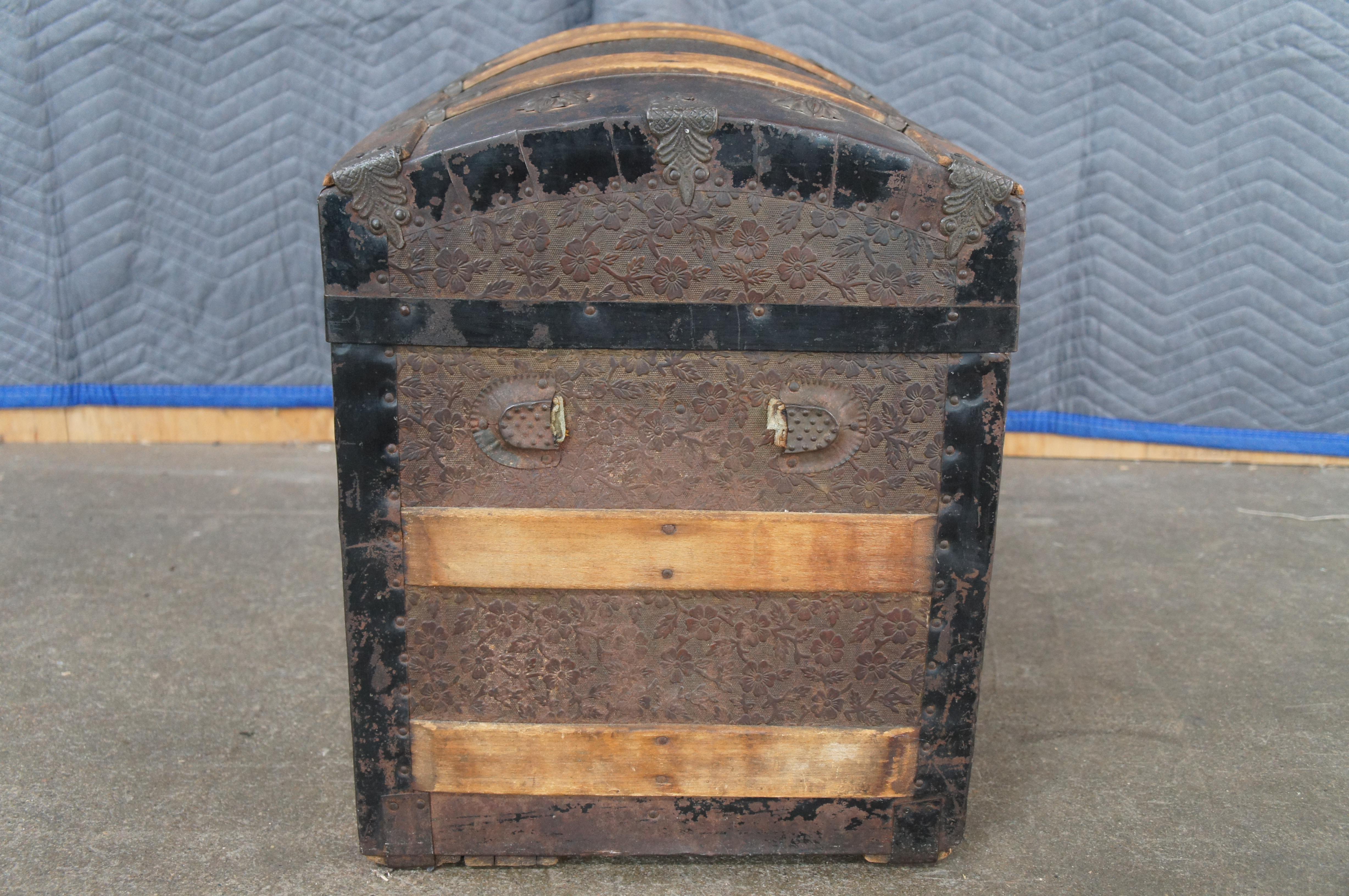 Antico baule da viaggio americano vittoriano in legno di Oak e metallo con cupola in rilievo in vendita 6