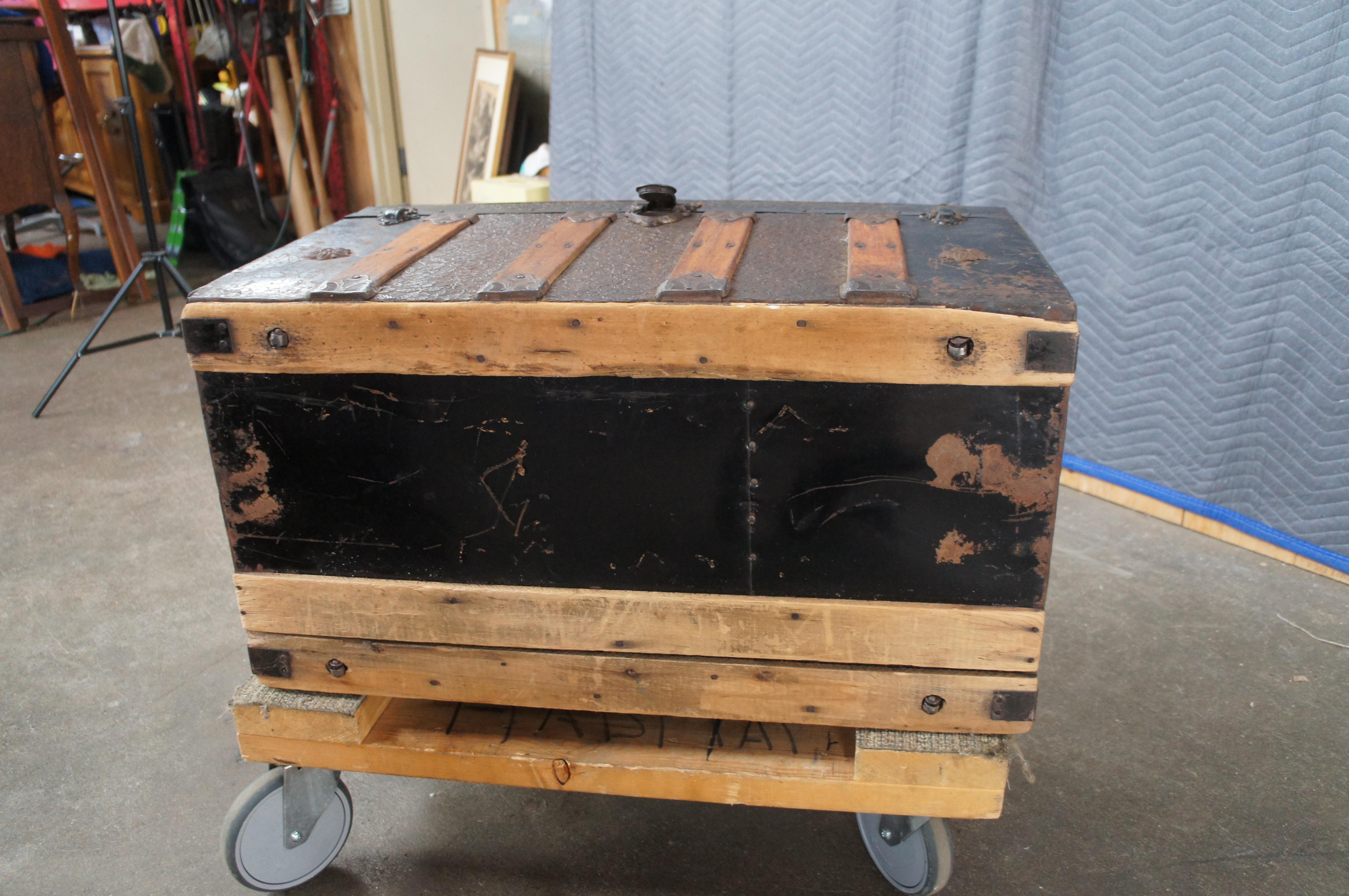 Antico baule da viaggio americano vittoriano in legno di Oak e metallo con cupola in rilievo in vendita 7