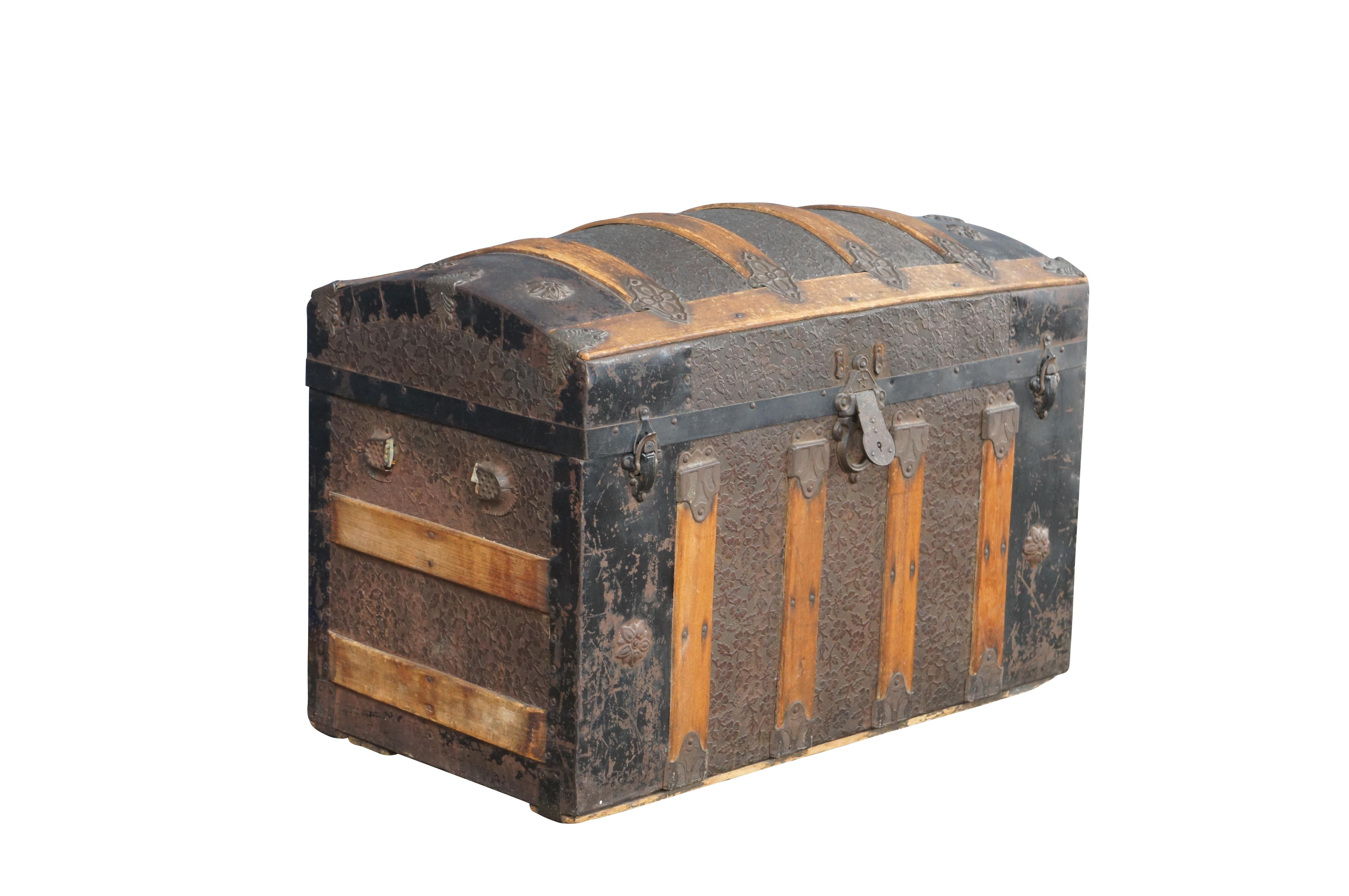 Vittoriano Antico baule da viaggio americano vittoriano in legno di Oak e metallo con cupola in rilievo in vendita
