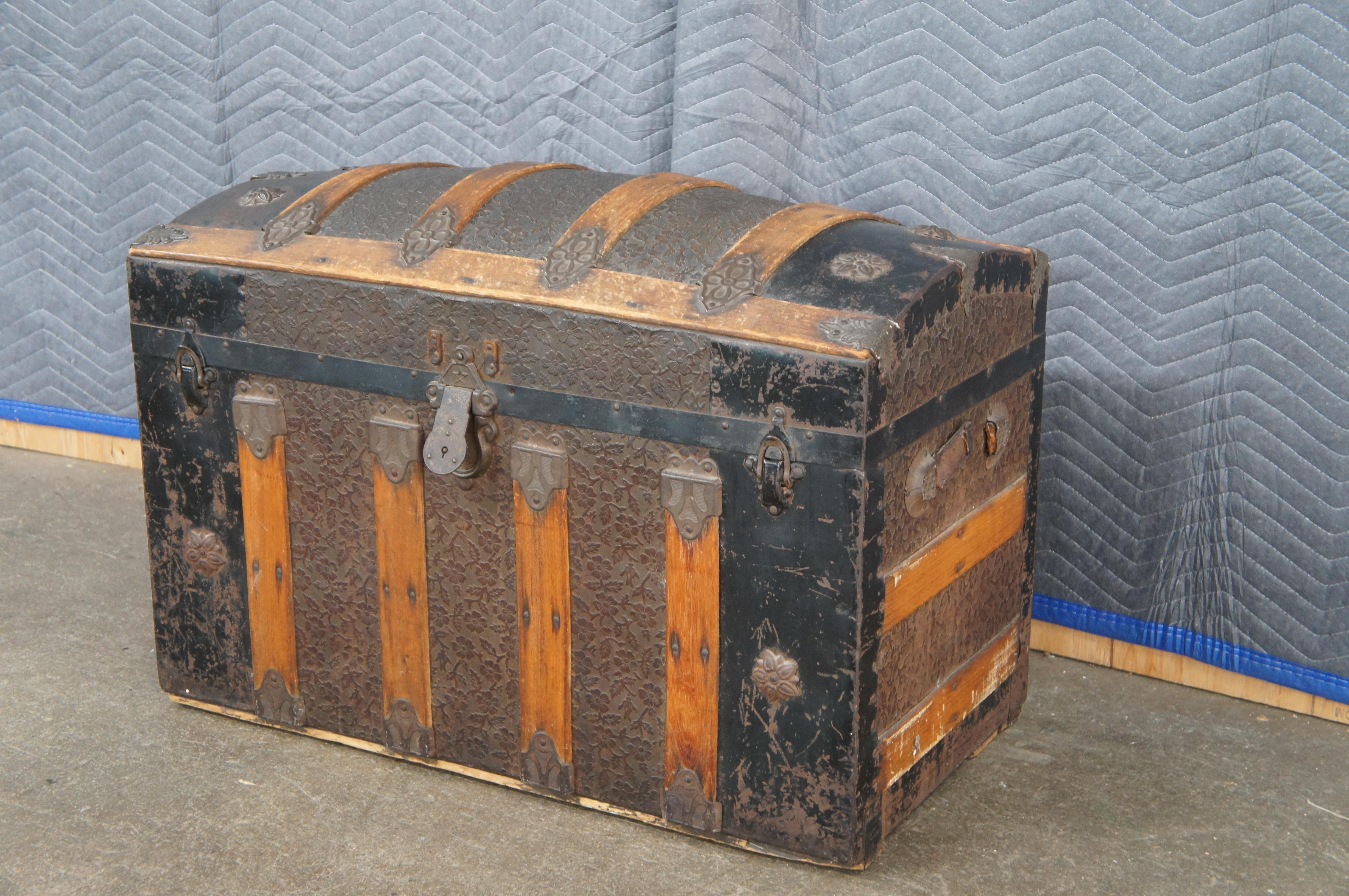 Americano Antico baule da viaggio americano vittoriano in legno di Oak e metallo con cupola in rilievo in vendita