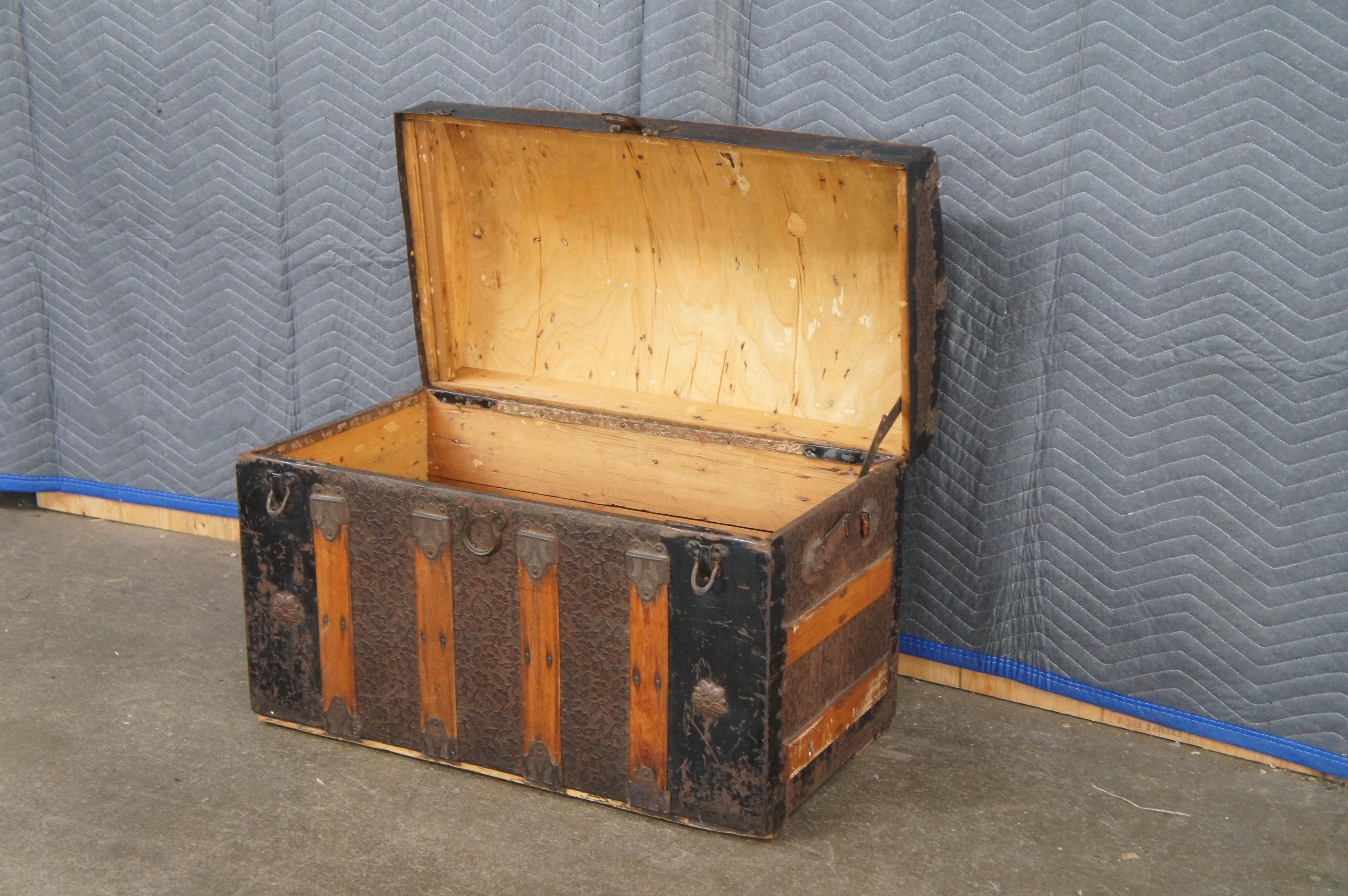 Antico baule da viaggio americano vittoriano in legno di Oak e metallo con cupola in rilievo In condizioni discrete in vendita a Dayton, OH