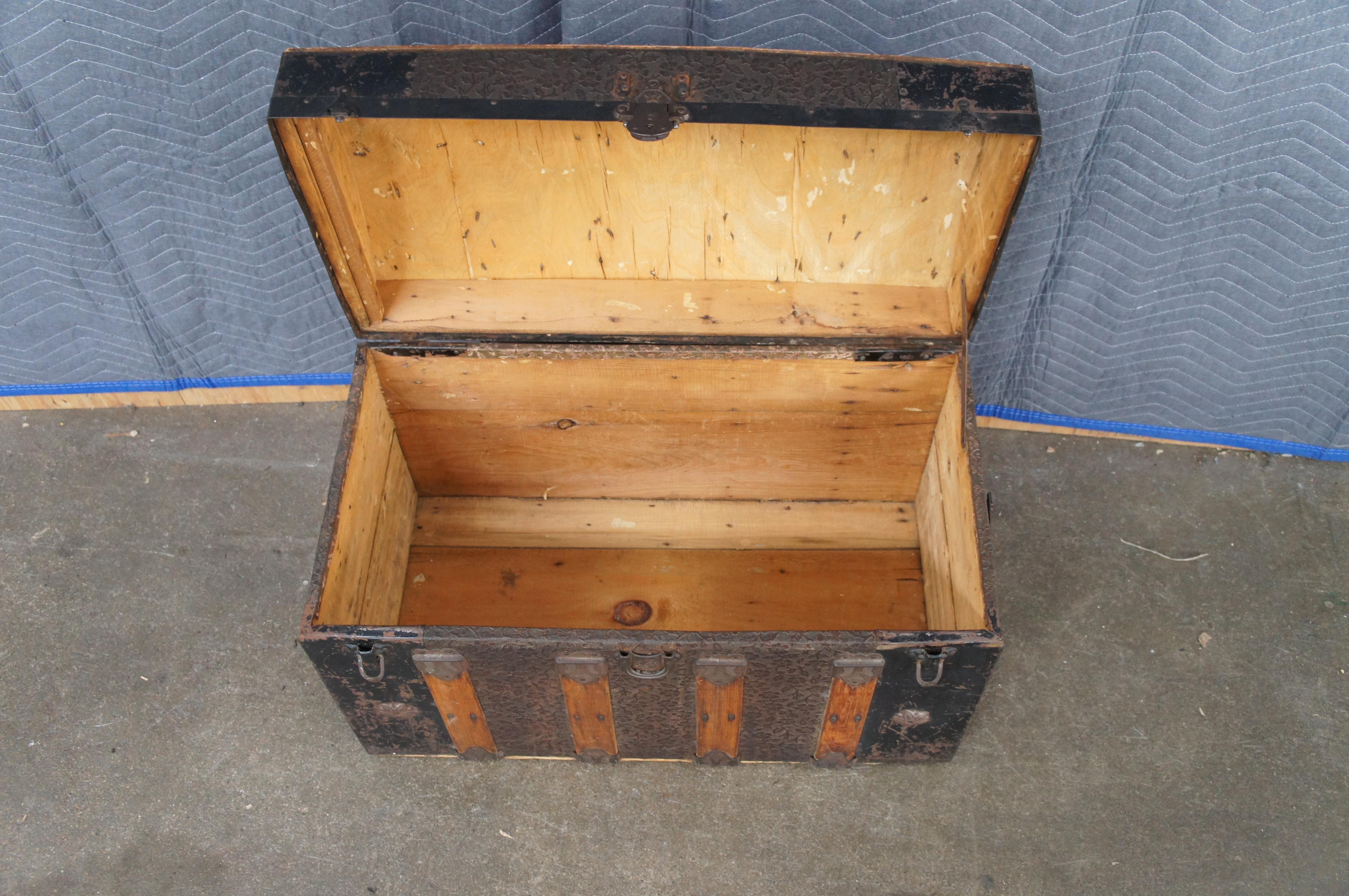 XIX secolo Antico baule da viaggio americano vittoriano in legno di Oak e metallo con cupola in rilievo in vendita