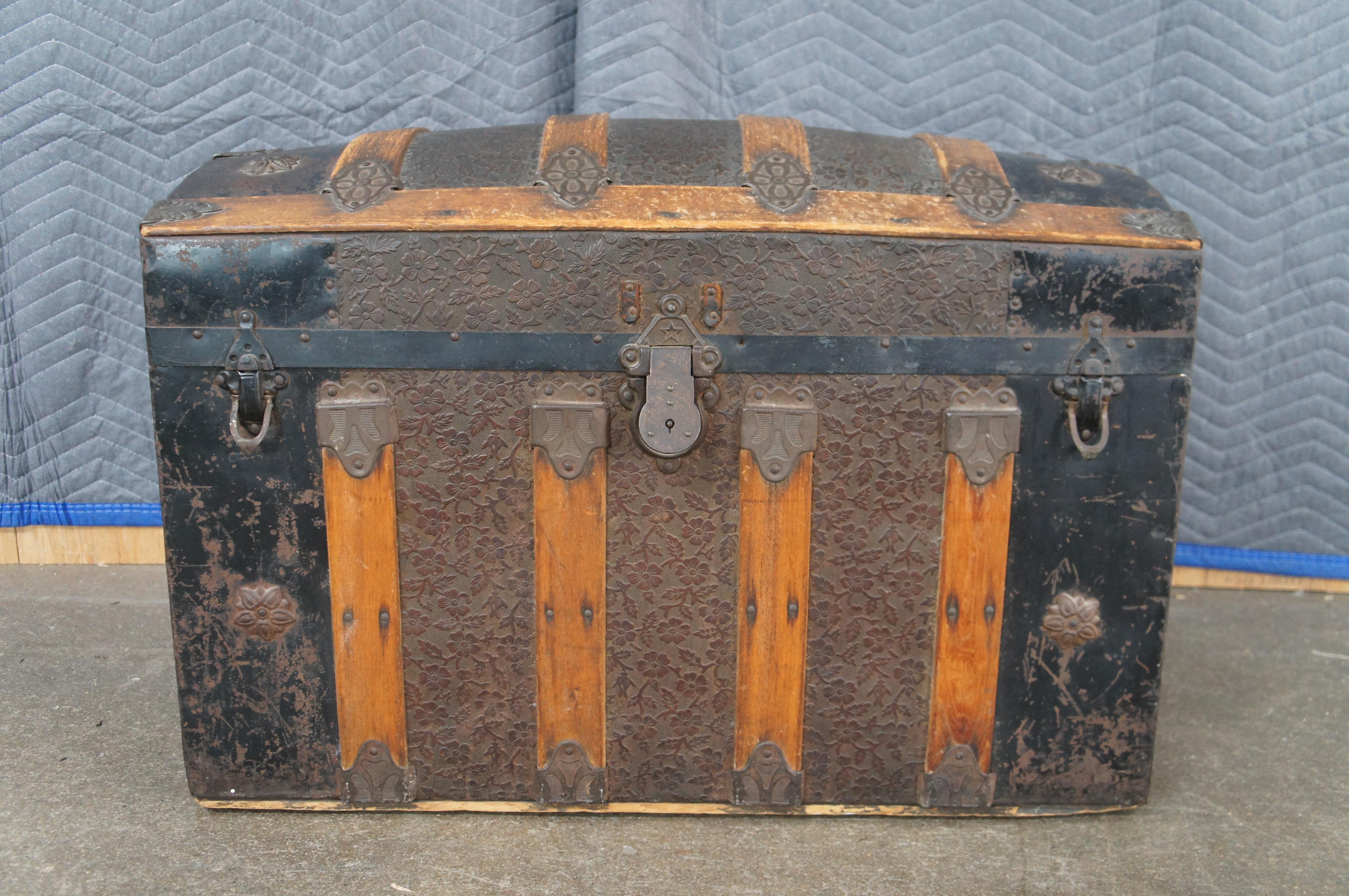 Metallo Antico baule da viaggio americano vittoriano in legno di Oak e metallo con cupola in rilievo in vendita