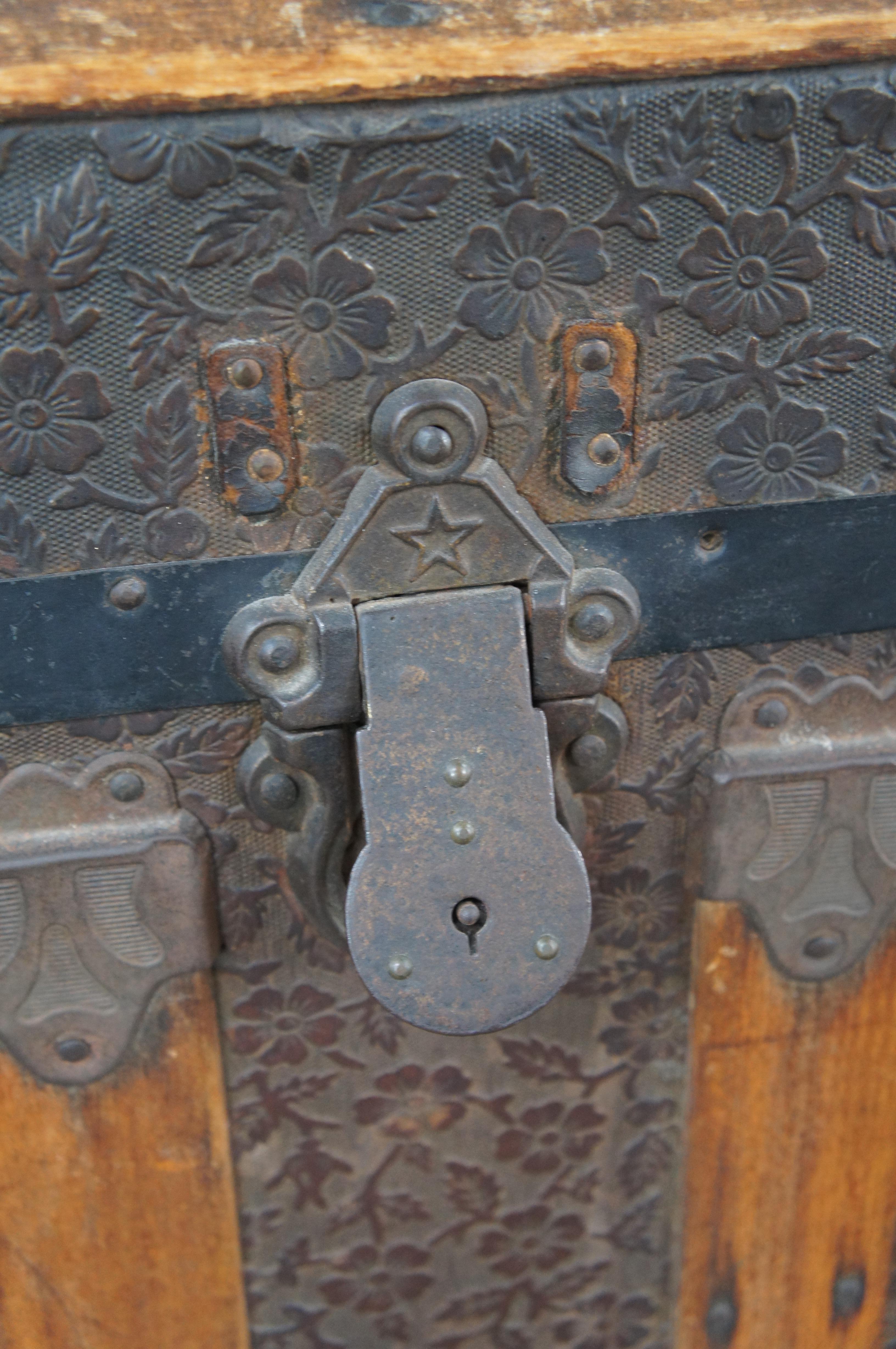 Antico baule da viaggio americano vittoriano in legno di Oak e metallo con cupola in rilievo in vendita 1