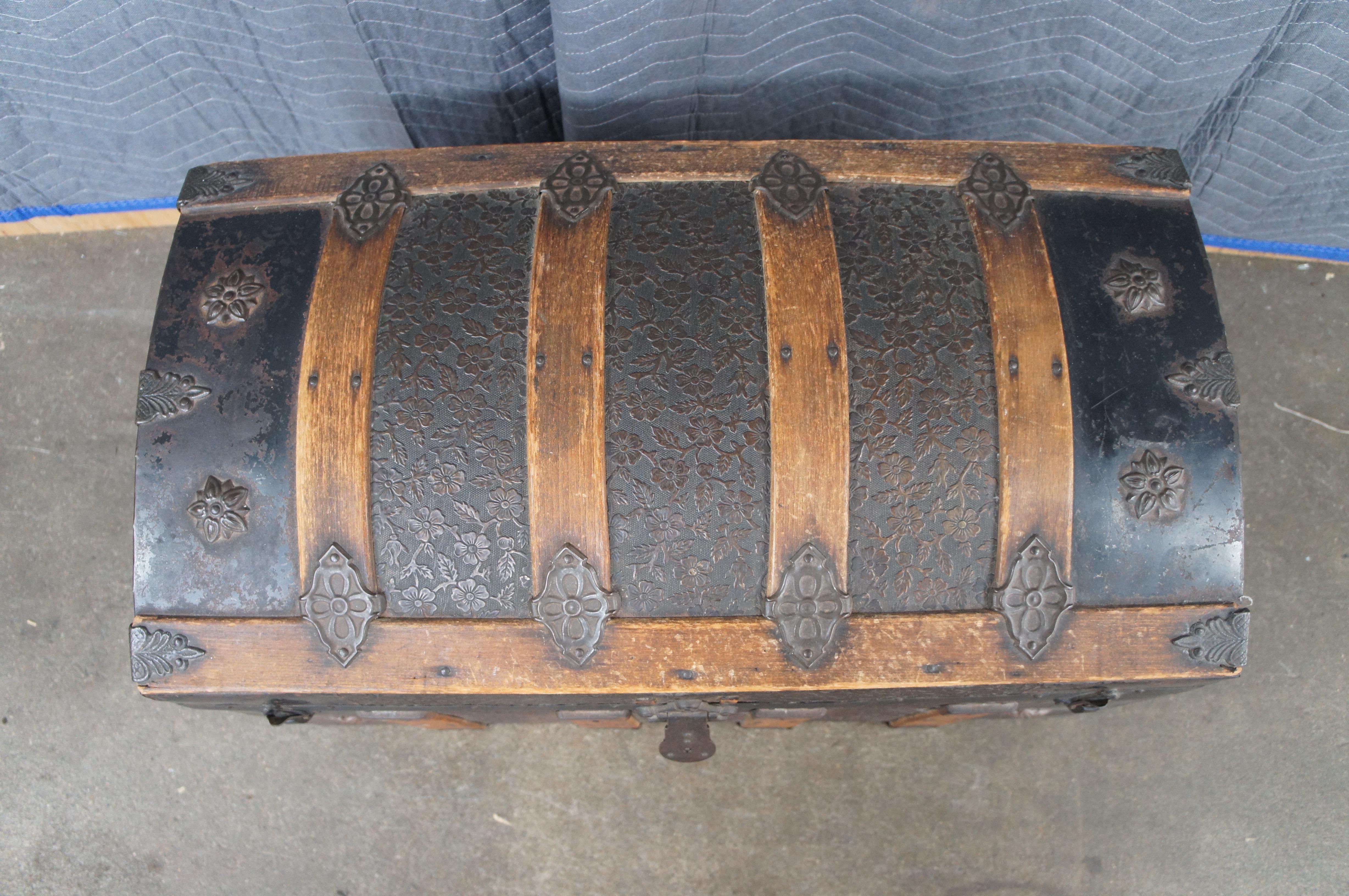 Antico baule da viaggio americano vittoriano in legno di Oak e metallo con cupola in rilievo in vendita 2