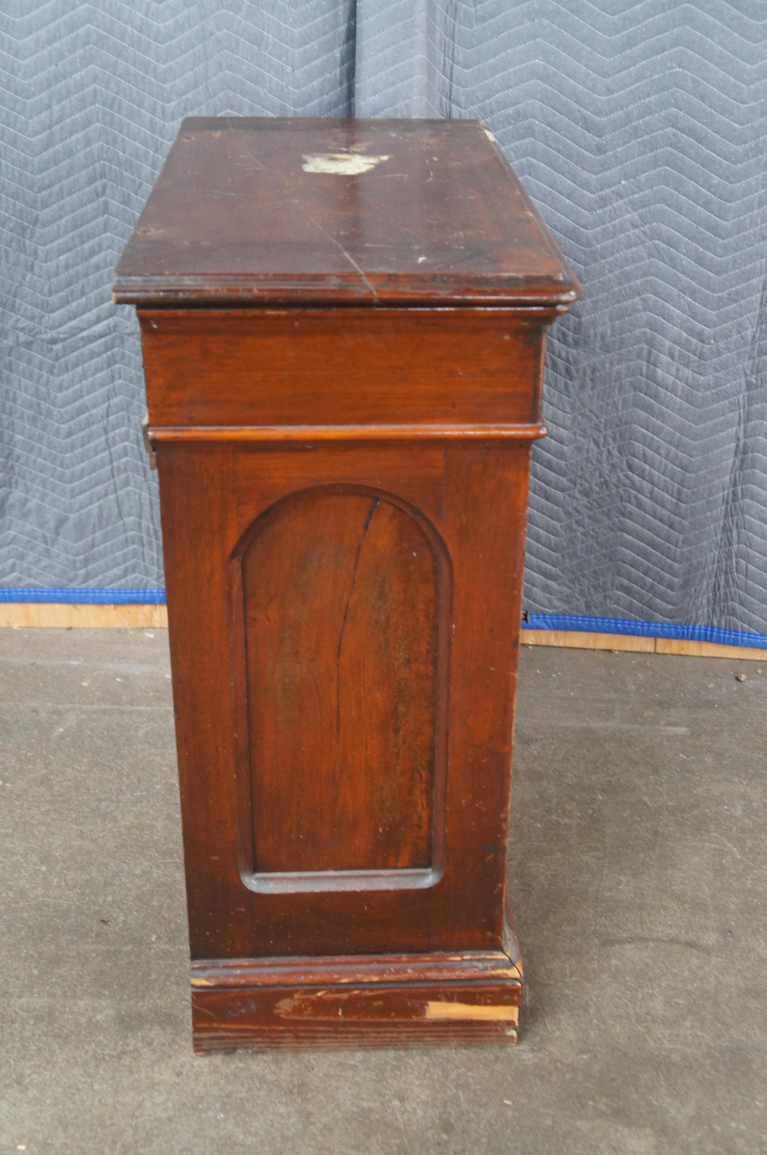 Antiguo mueble de consola de madera de nogal de renacimiento gótico victoriano americano 34 en venta 4