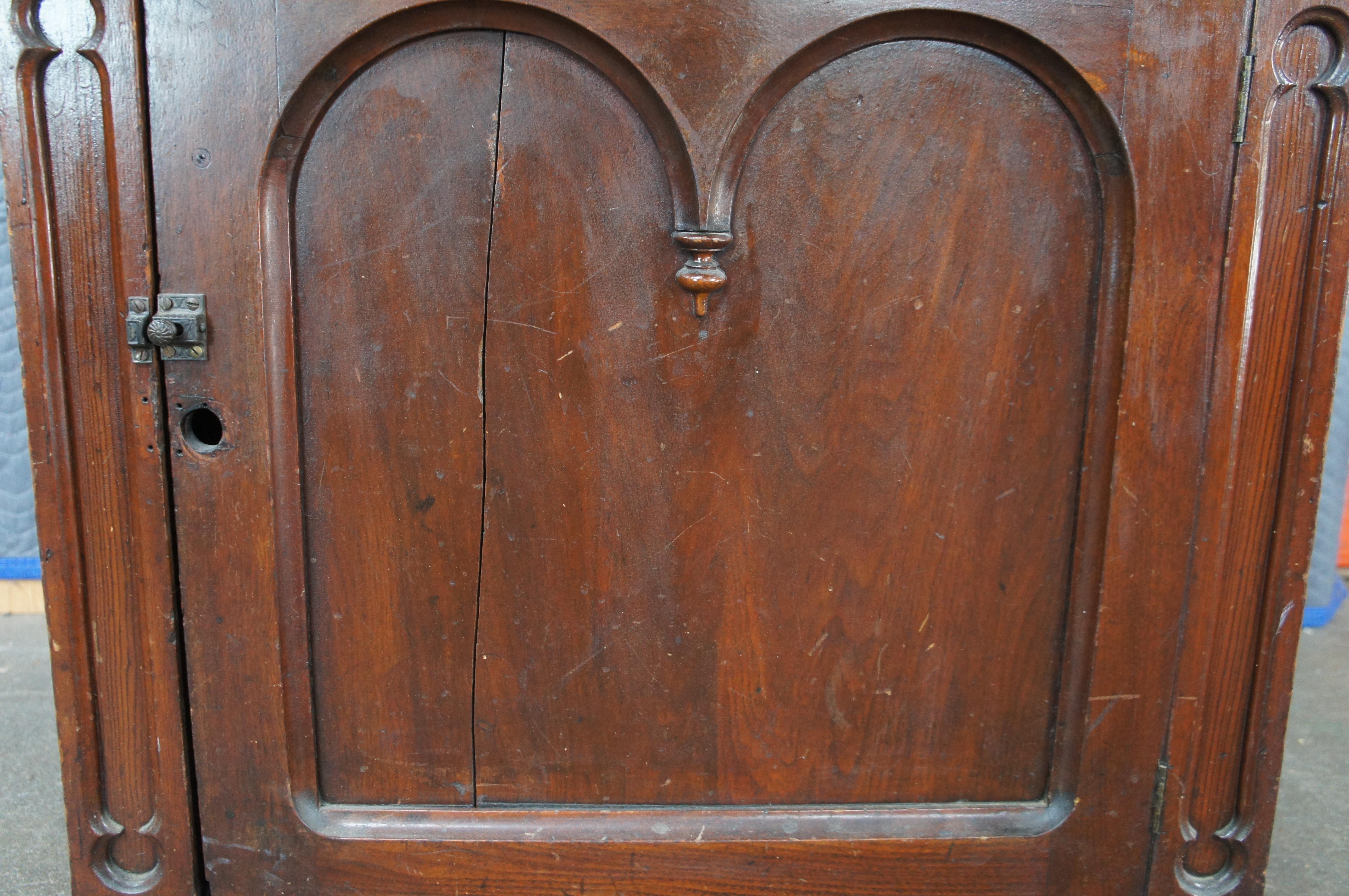 Antiguo mueble de consola de madera de nogal de renacimiento gótico victoriano americano 34 en venta 6