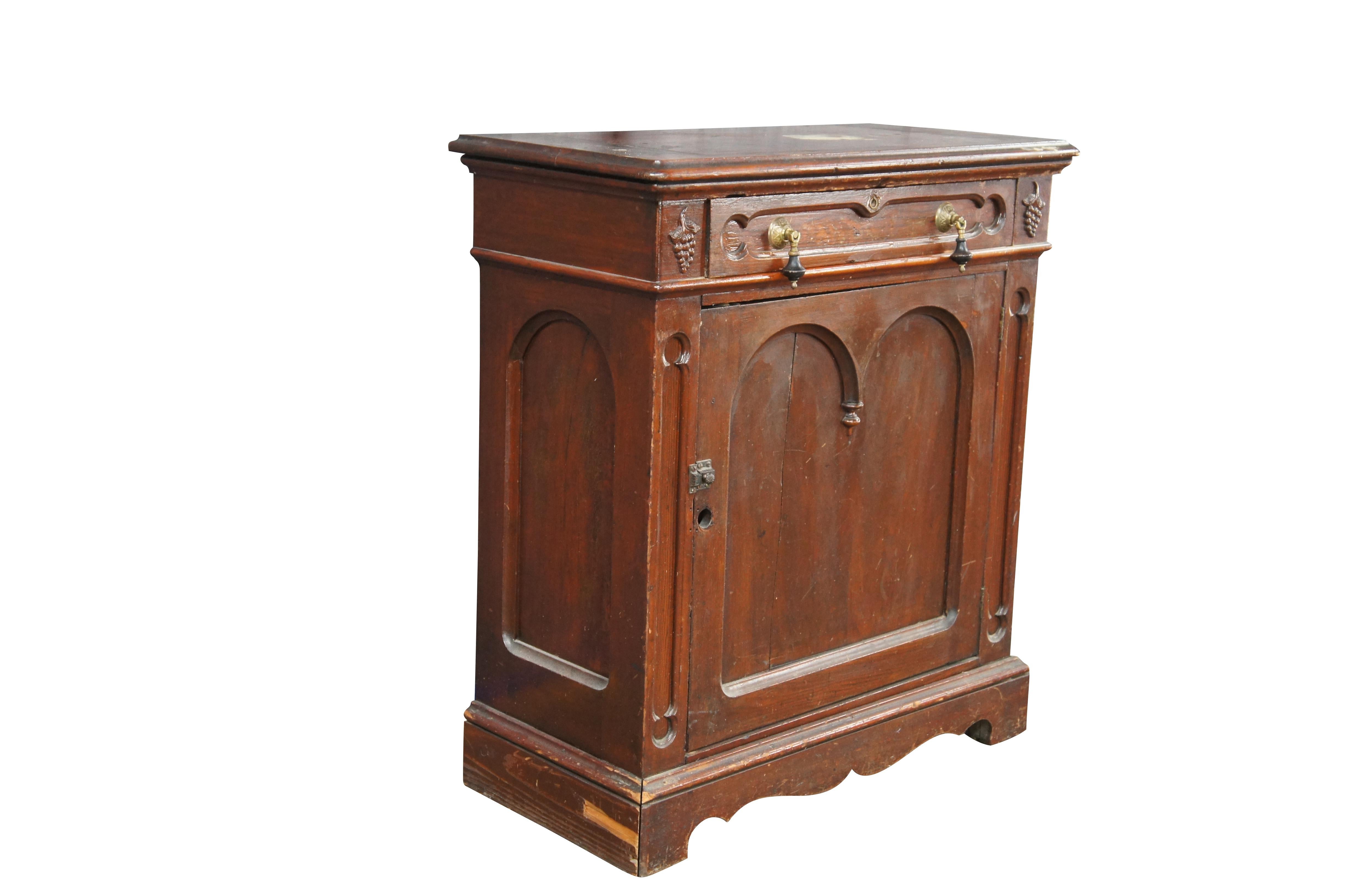 Antiguo mueble de consola de madera de nogal de renacimiento gótico victoriano americano 34 Victoriano en venta