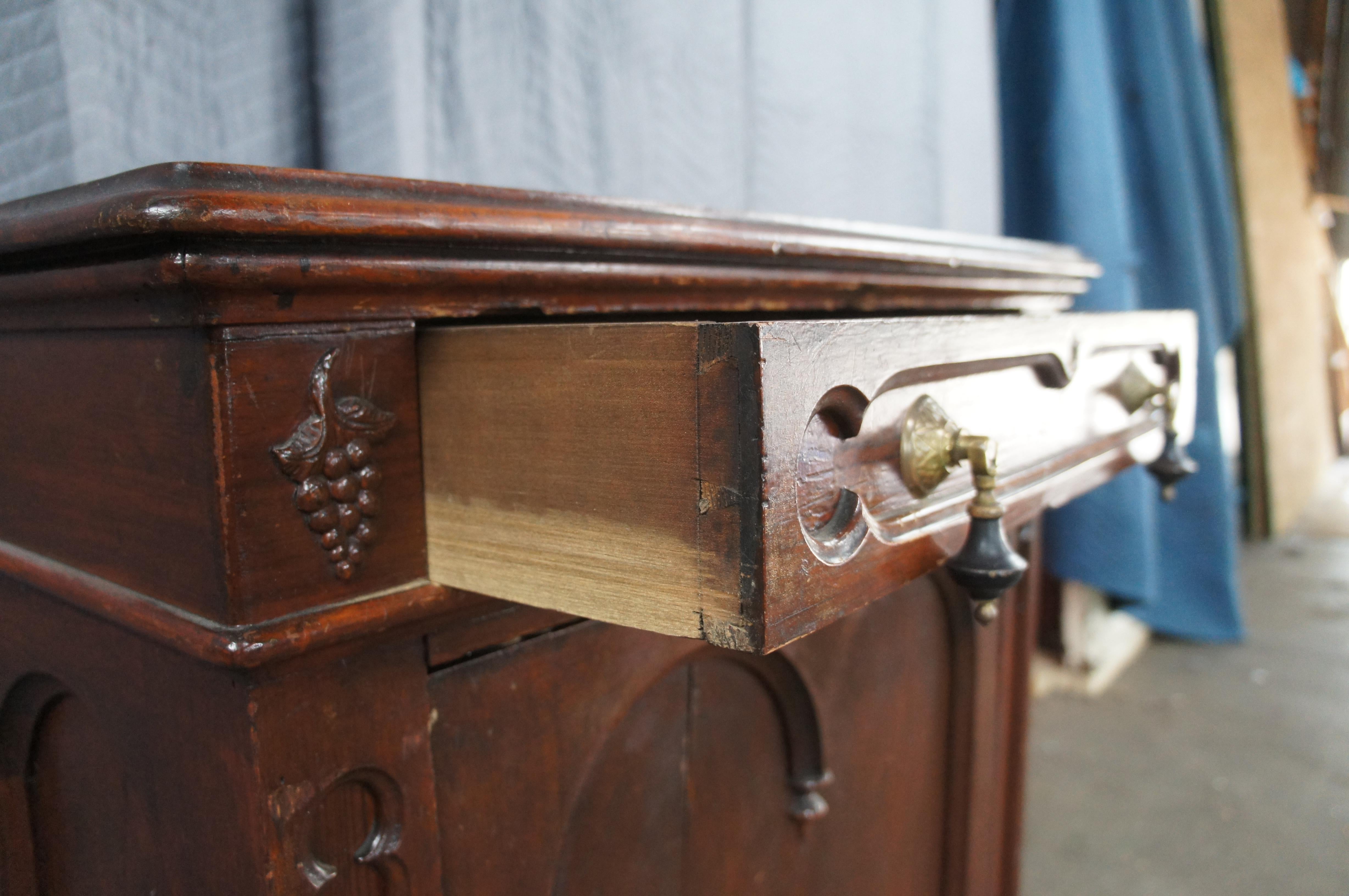 Antiguo mueble de consola de madera de nogal de renacimiento gótico victoriano americano 34 Estadounidense en venta