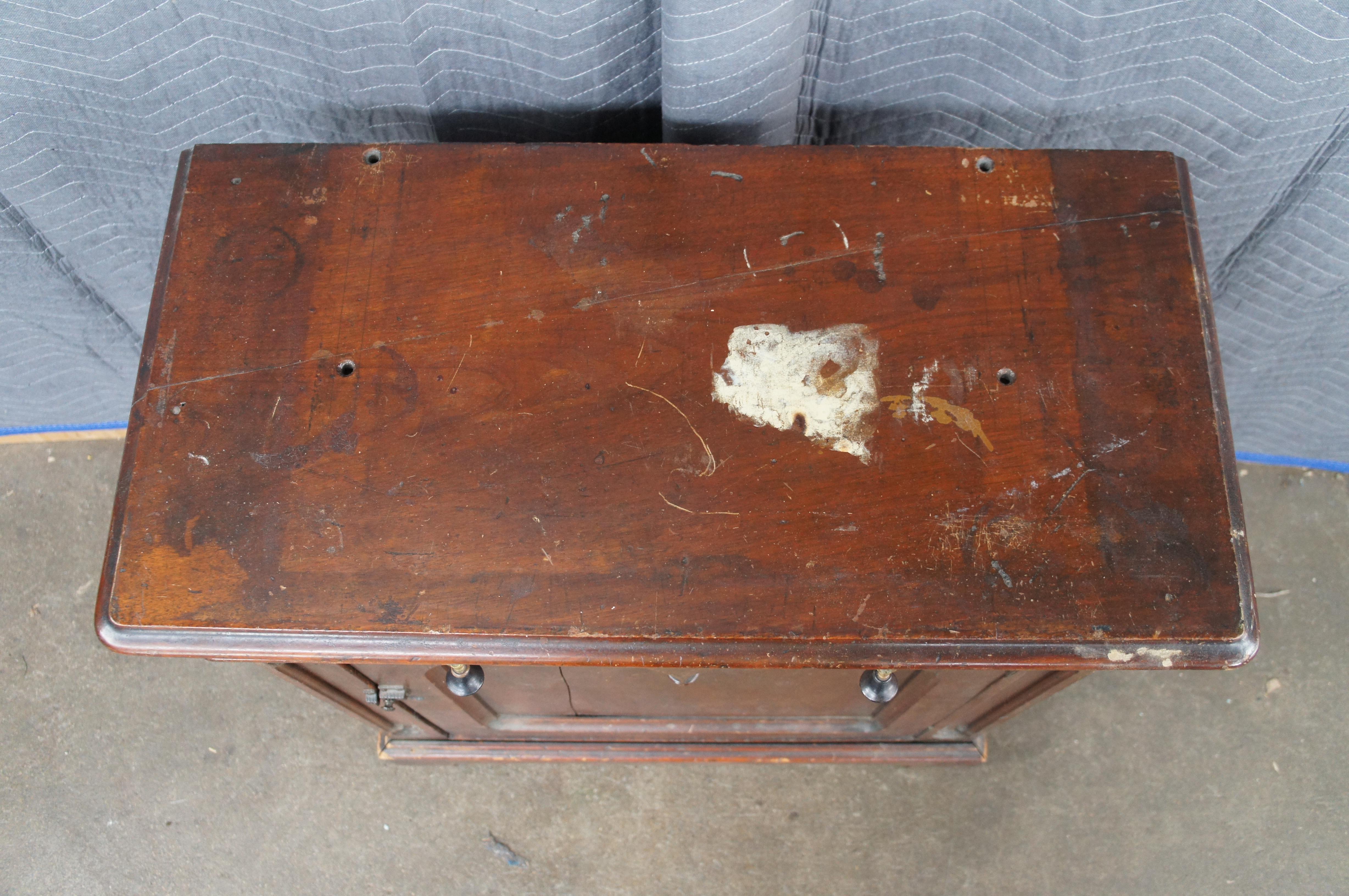Antiguo mueble de consola de madera de nogal de renacimiento gótico victoriano americano 34 Nogal en venta