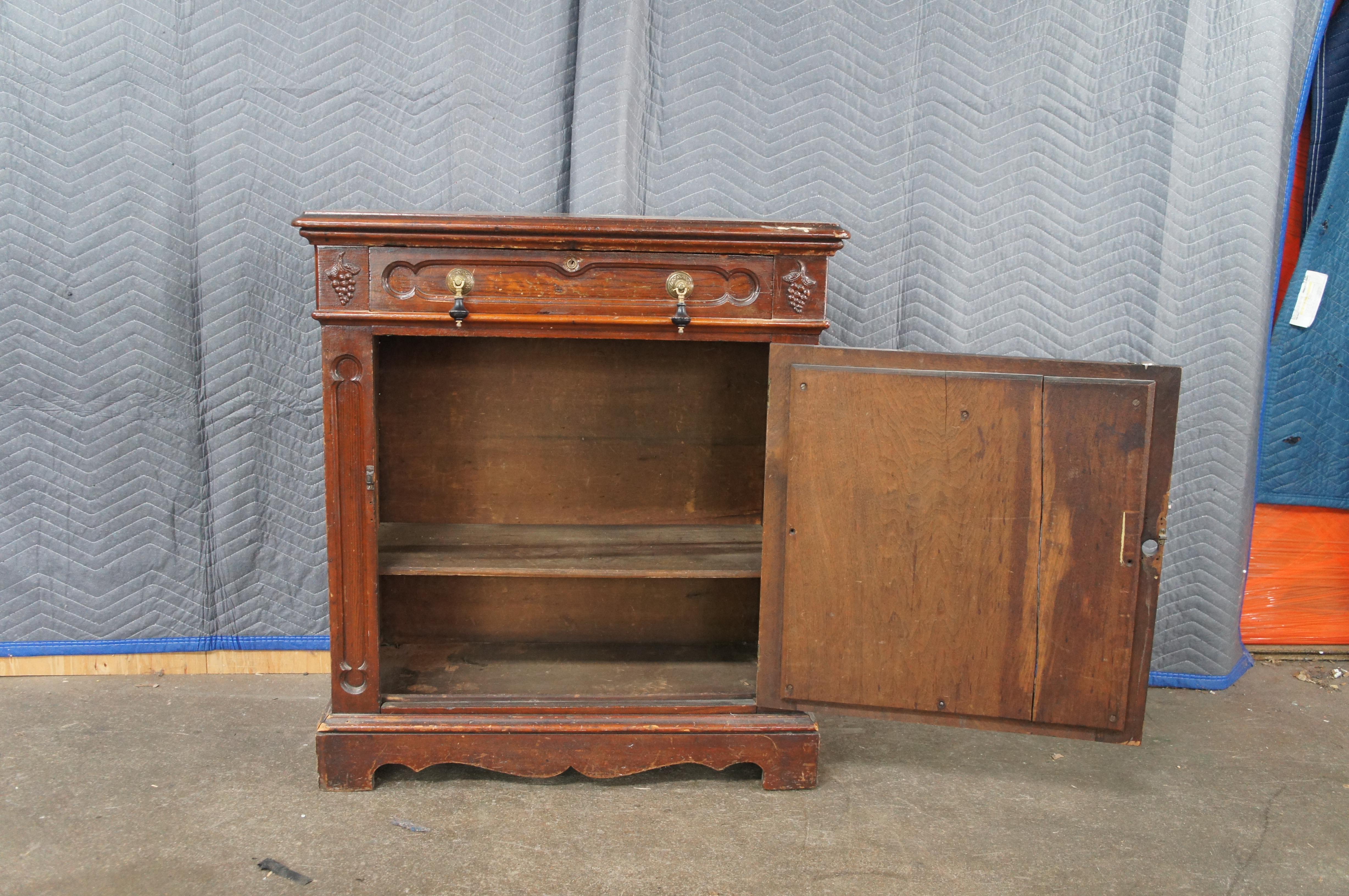Antiguo mueble de consola de madera de nogal de renacimiento gótico victoriano americano 34 en venta 1