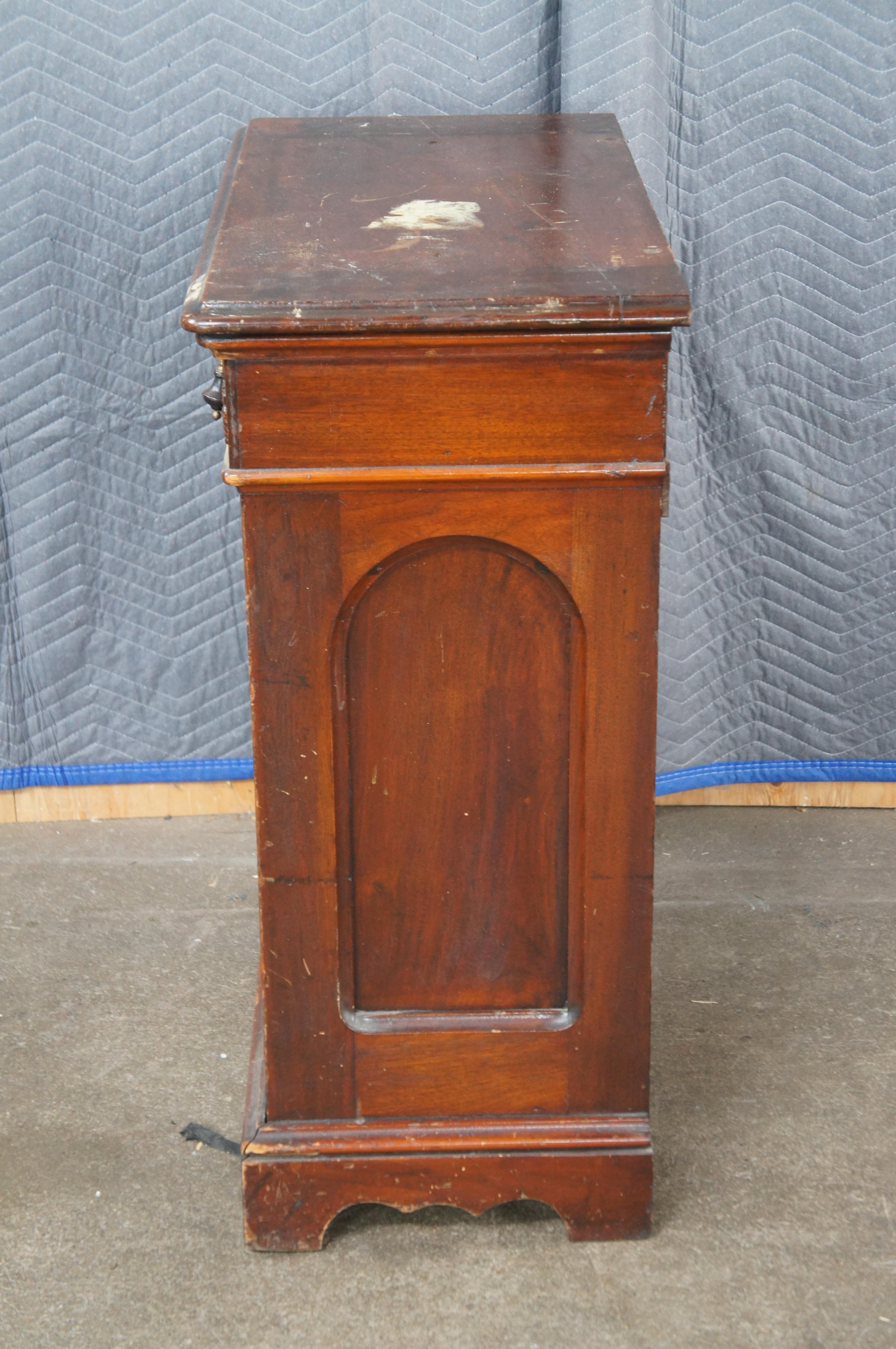 Antiguo mueble de consola de madera de nogal de renacimiento gótico victoriano americano 34 en venta 2
