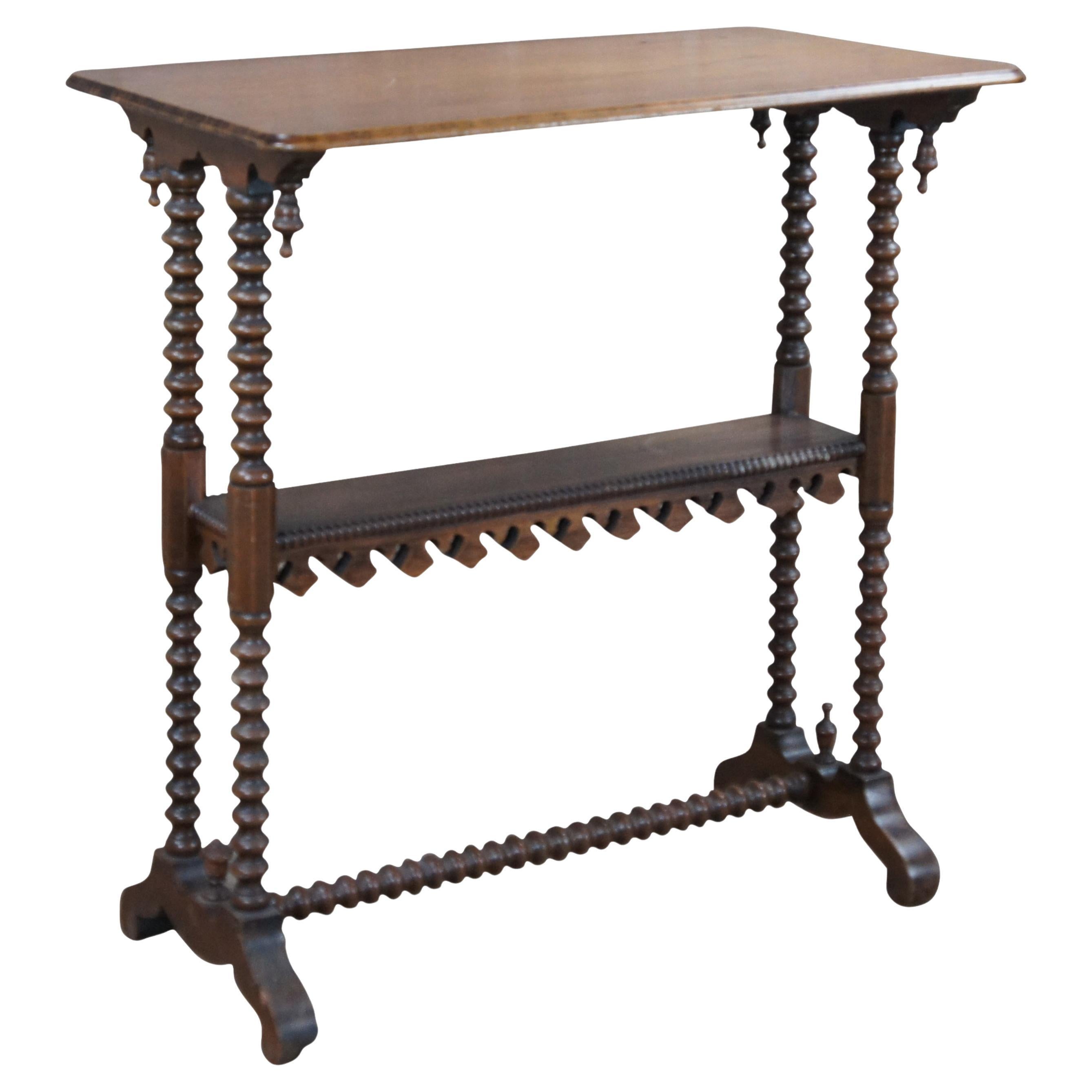 Ancienne table d'appoint en noyer sculpté de style gothique victorien américain 27".