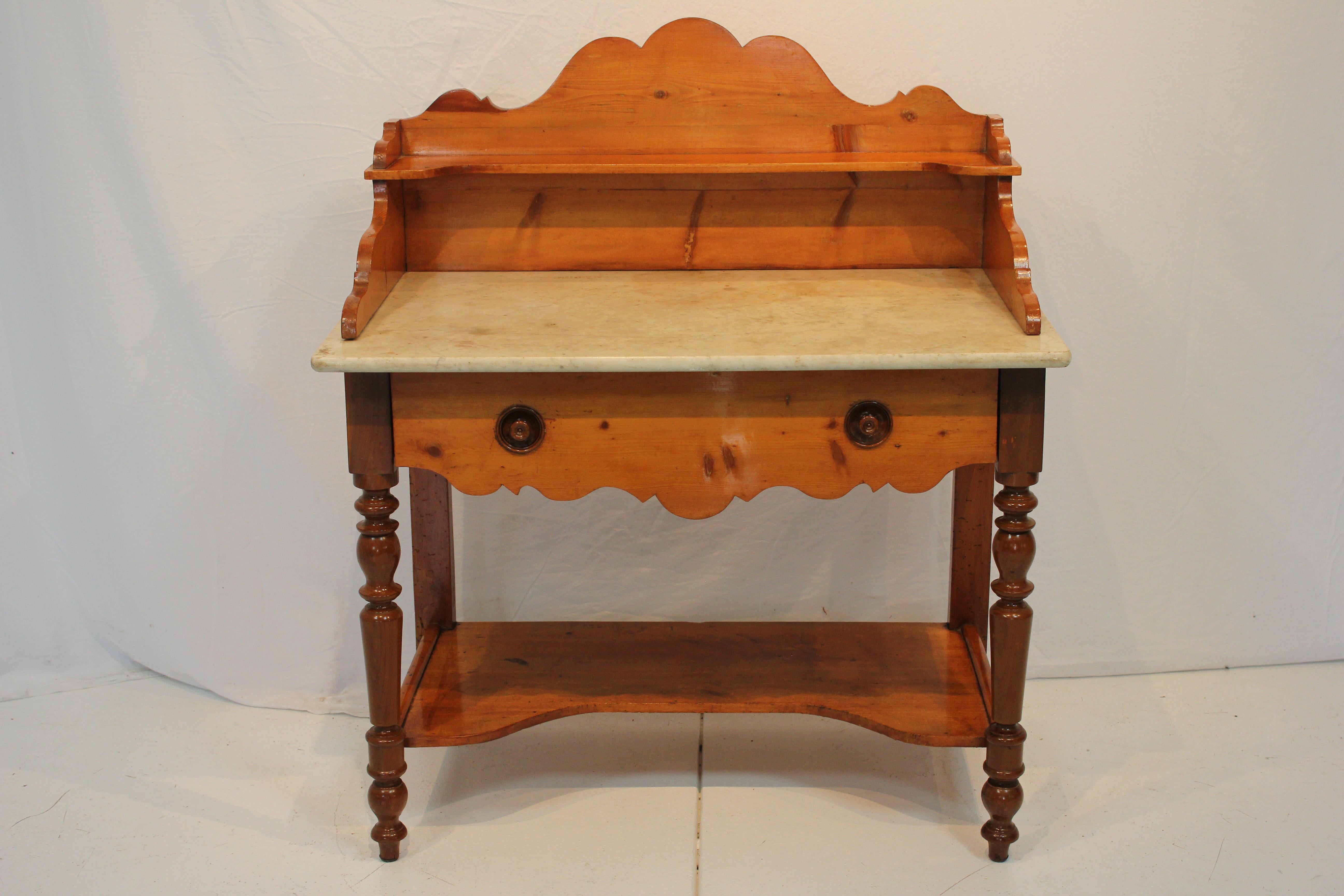 Age: 1850 - 1900

Furniture Style: Victorian (1830 - 1900)

Overall Dimensions: 39