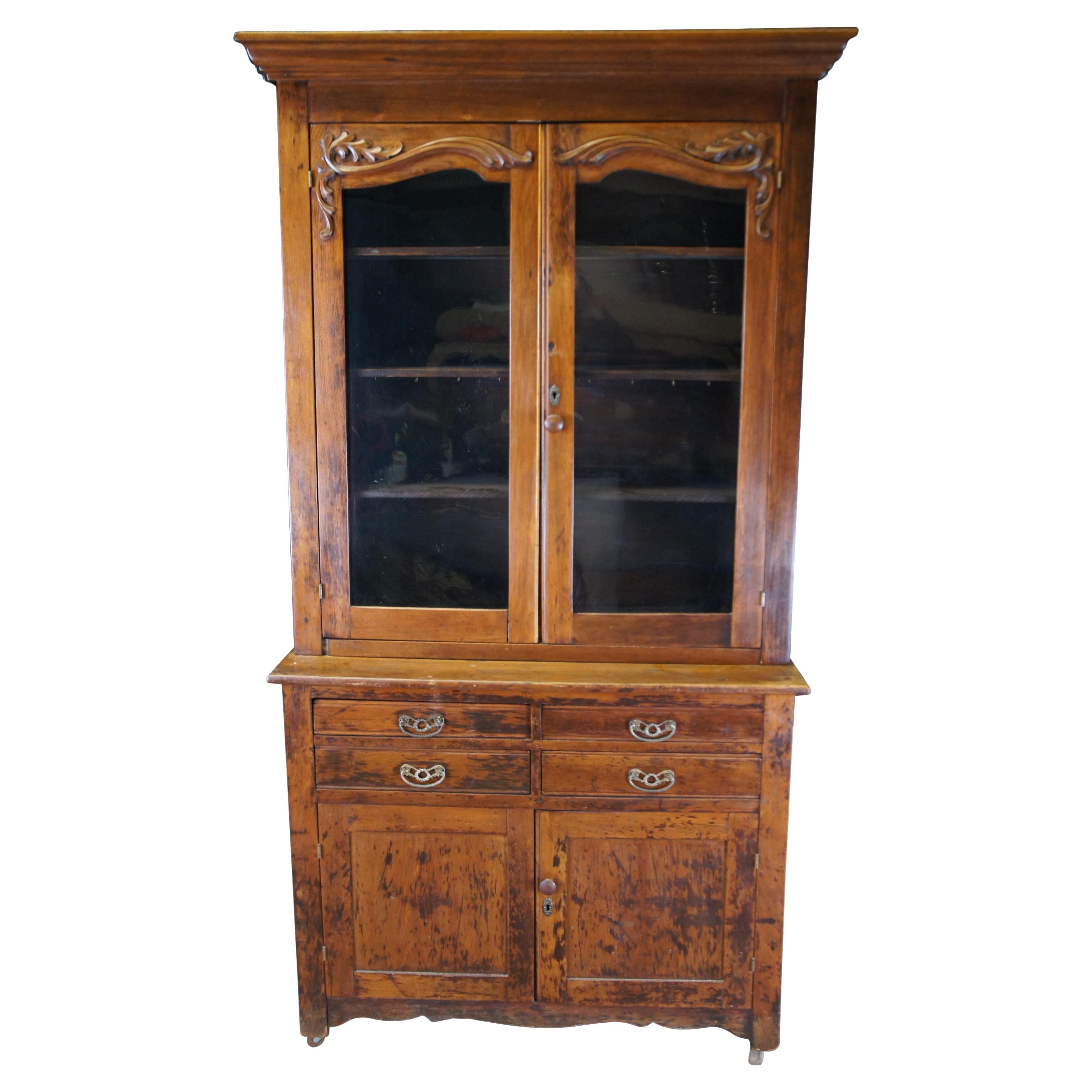 Magnifique huche victorienne à dos d'âne.  Naturellement, le cadre en chêne est altéré, vieilli et lambrissé. La huche supérieure a des portes semi-arquées avec des feuillages sculptés appliqués et s'ouvre sur trois étagères réglables. Deux des