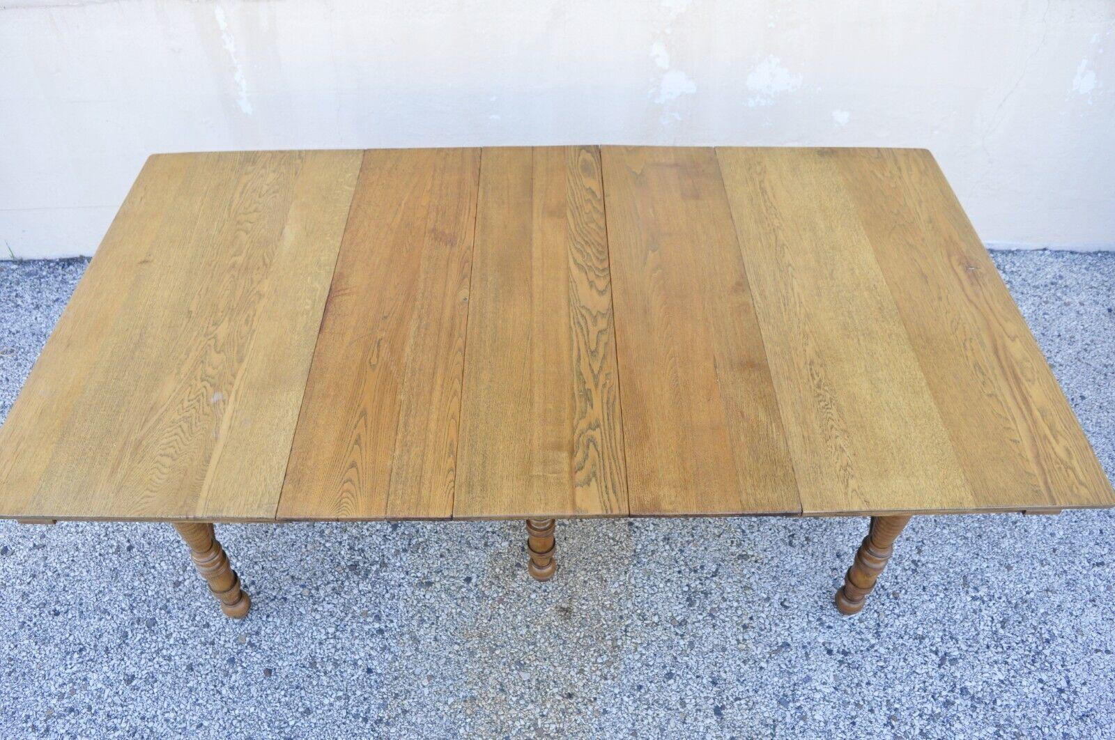Ancienne table de salle à manger américaine victorienne carrée à rallonge en bois de chêne avec 3 feuilles en vente 3