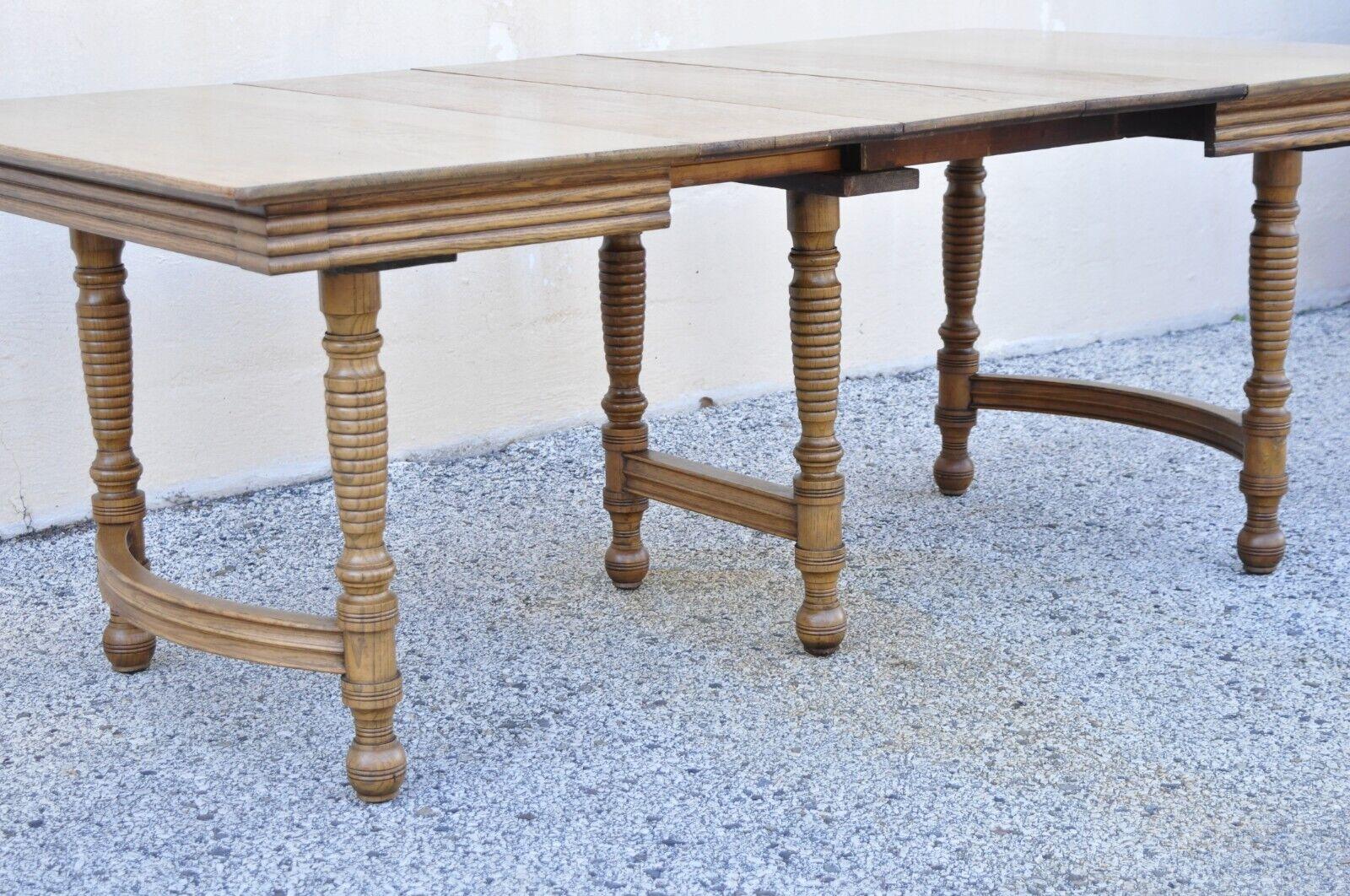 Ancienne table de salle à manger américaine victorienne carrée à rallonge en bois de chêne avec 3 feuilles en vente 4