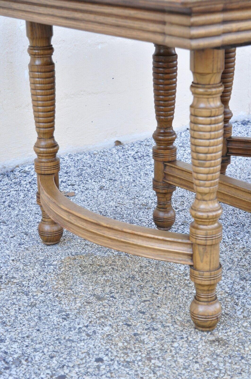Ancienne table de salle à manger américaine victorienne carrée à rallonge en bois de chêne avec 3 feuilles en vente 4