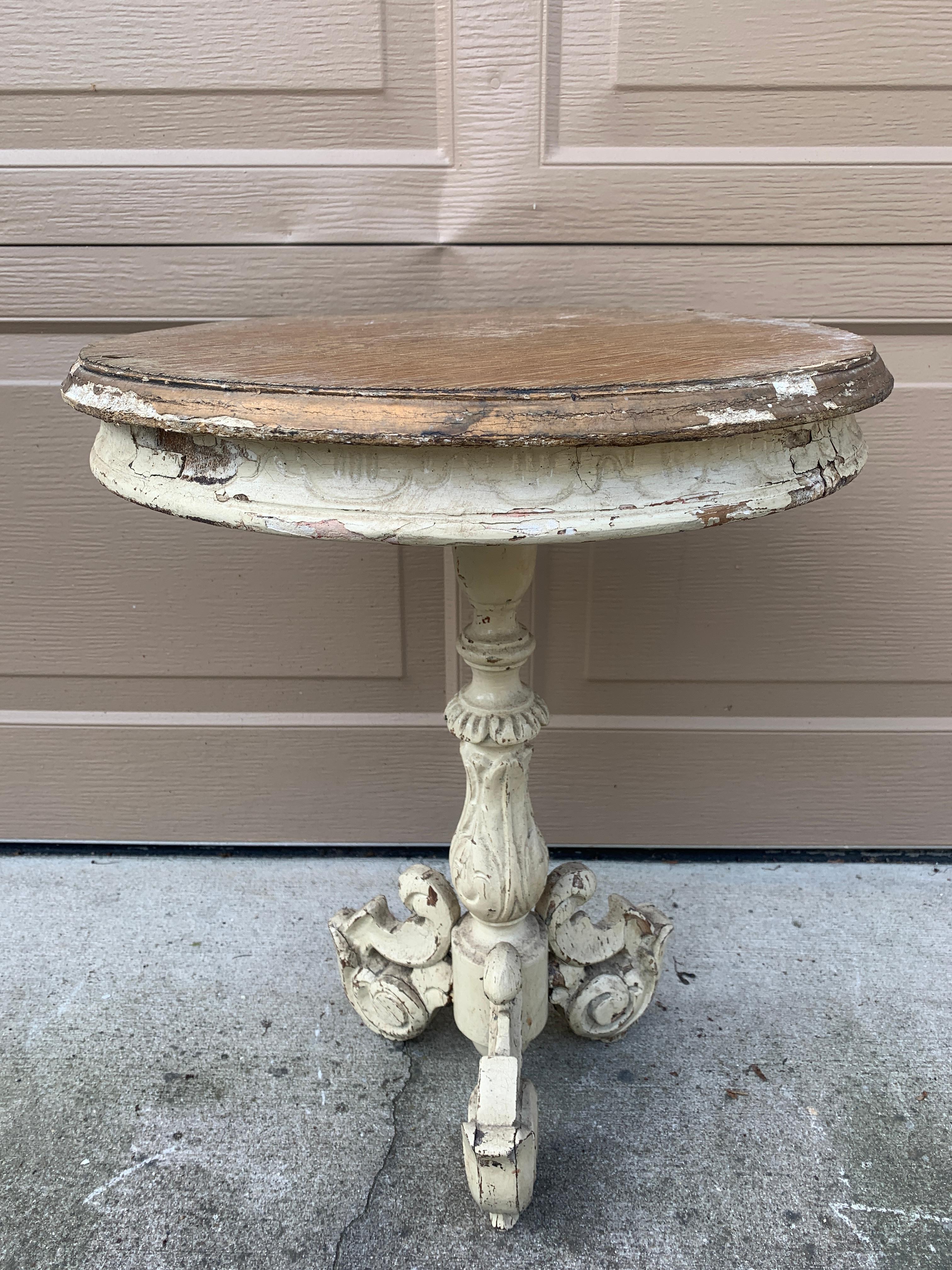 Antique American Victorian Round Painted Side Table, Late 19th Century Estadounidense en venta