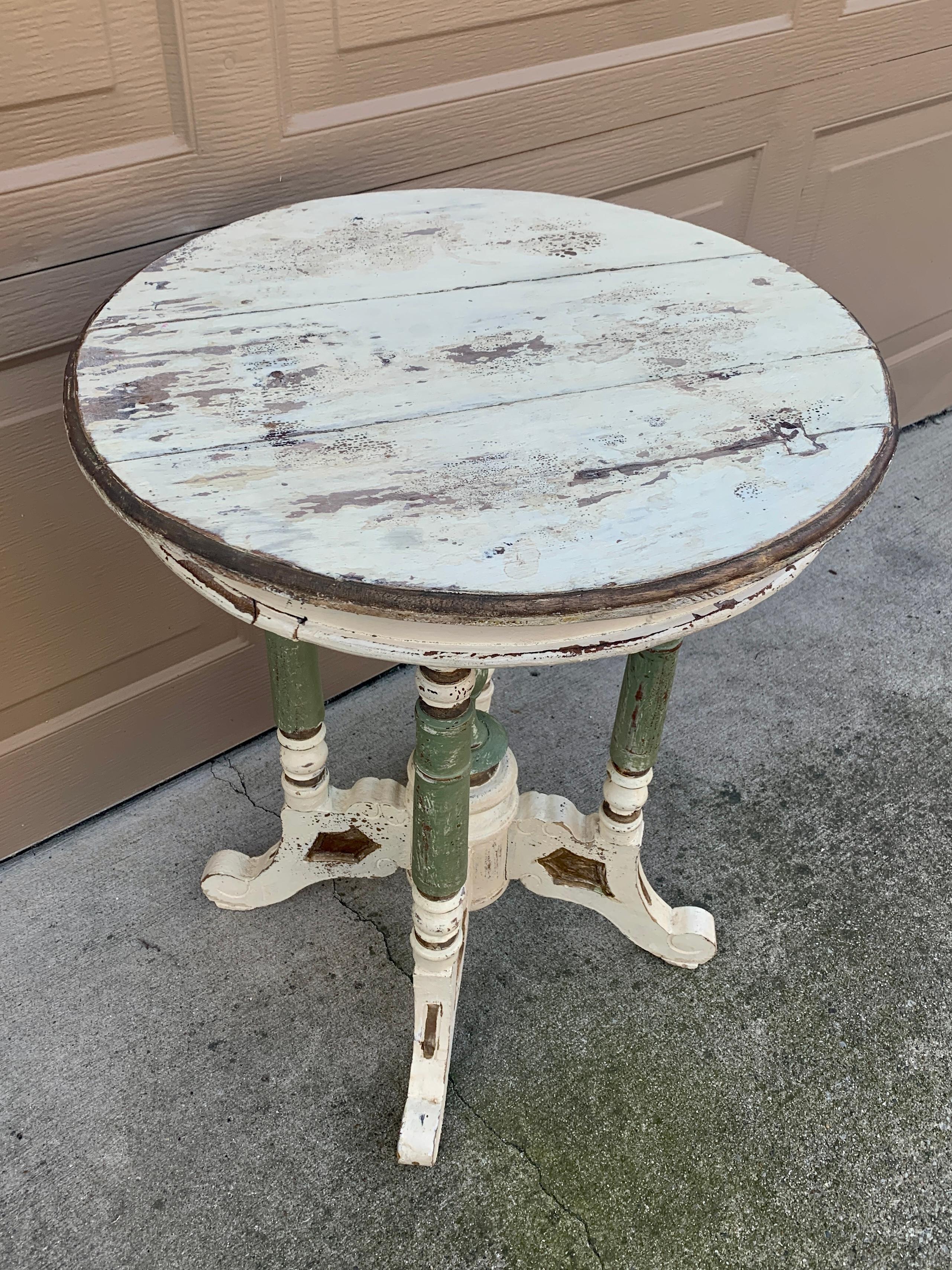 Ancienne table d'appoint victorienne ronde en noyer peint, fin du 19e siècle Bon état - En vente à Elkhart, IN