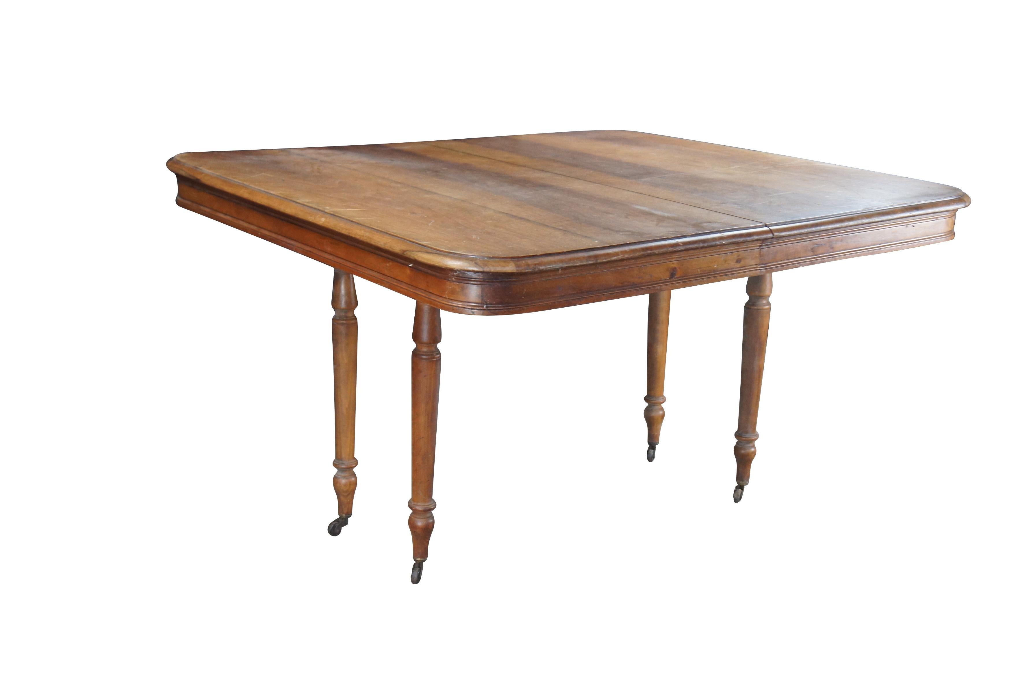 Table de salle à manger en noyer américain de la fin de l'époque victorienne.  Cadre rectangulaire aux angles arrondis sur pieds tournés.  La base est pliable, ce qui permet de ranger la table.

Dimensions :
45,5