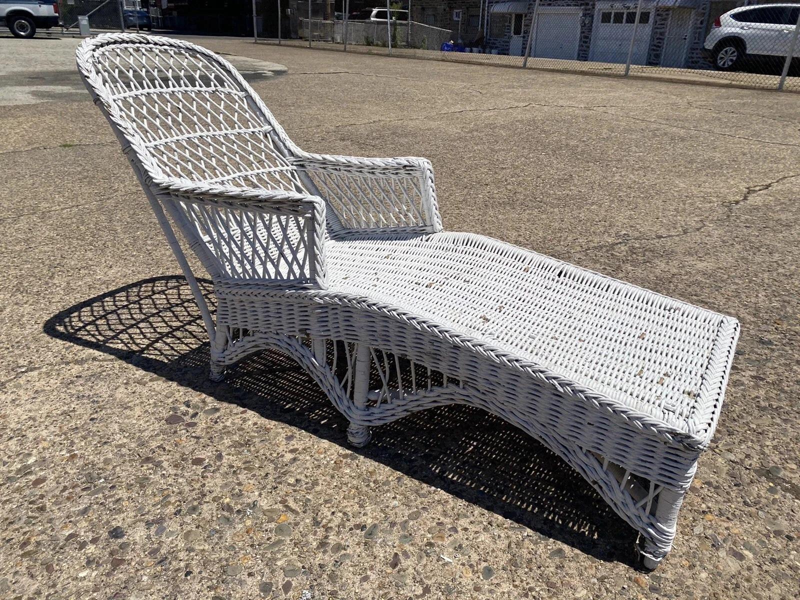 Antique American Victorian White Wicker Sunroom Chaise Lounge Arm Chair Sofa In Good Condition For Sale In Philadelphia, PA