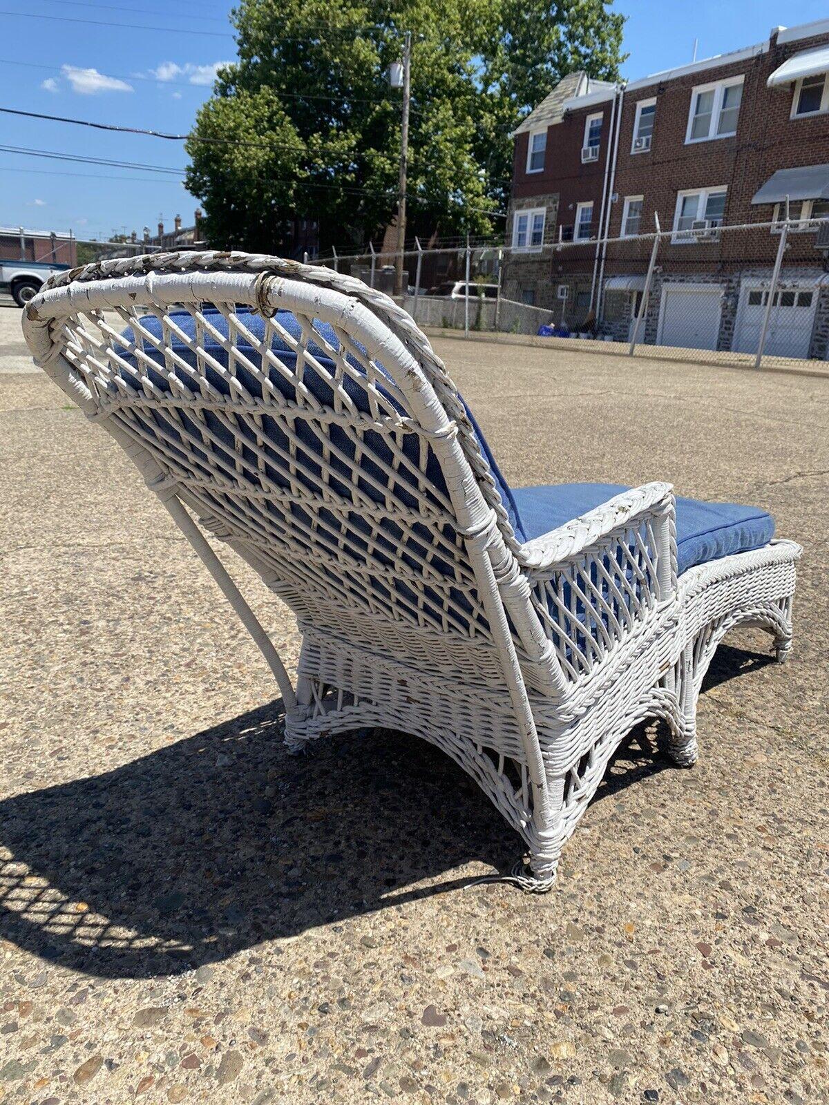 Antique American Victorian White Wicker Sunroom Chaise Lounge Arm Chair Sofa In Good Condition For Sale In Philadelphia, PA