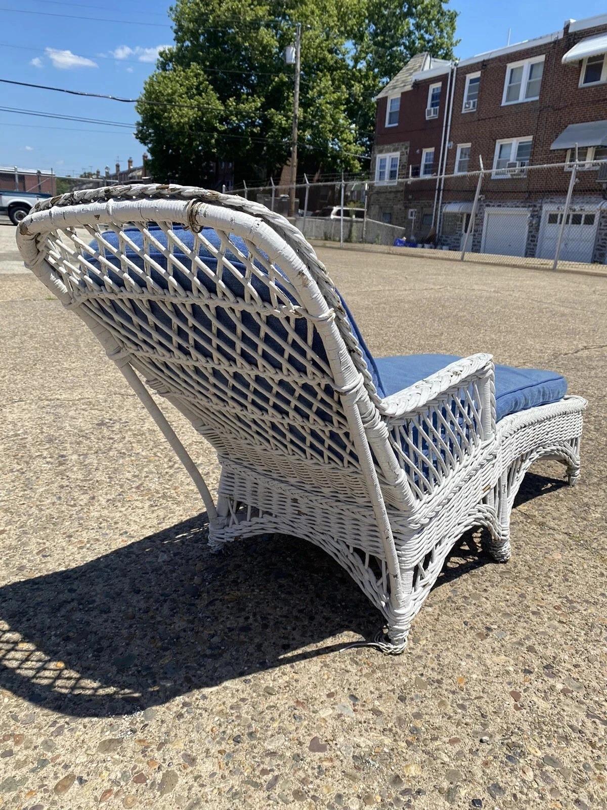 20th Century Antique American Victorian White Wicker Sunroom Chaise Lounge Arm Chair Sofa For Sale