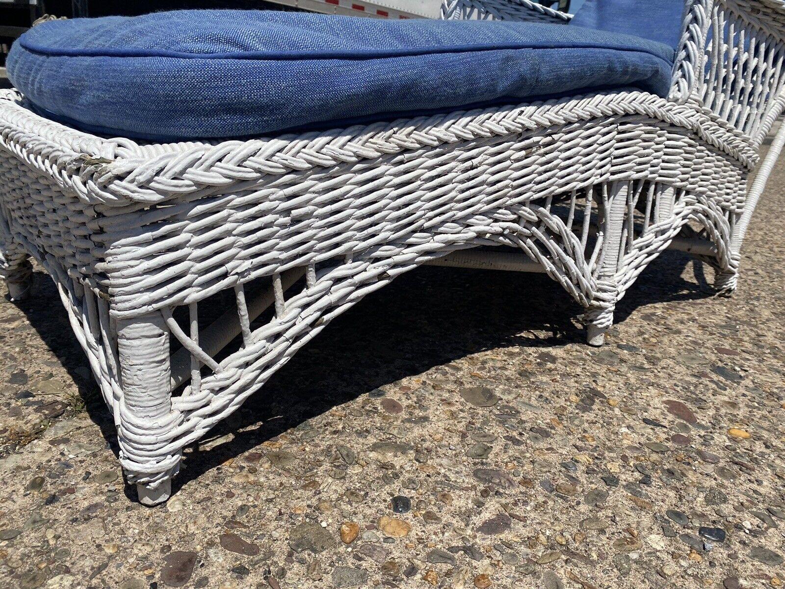 Antique American Victorian White Wicker Sunroom Chaise Lounge Arm Chair Sofa In Good Condition For Sale In Philadelphia, PA