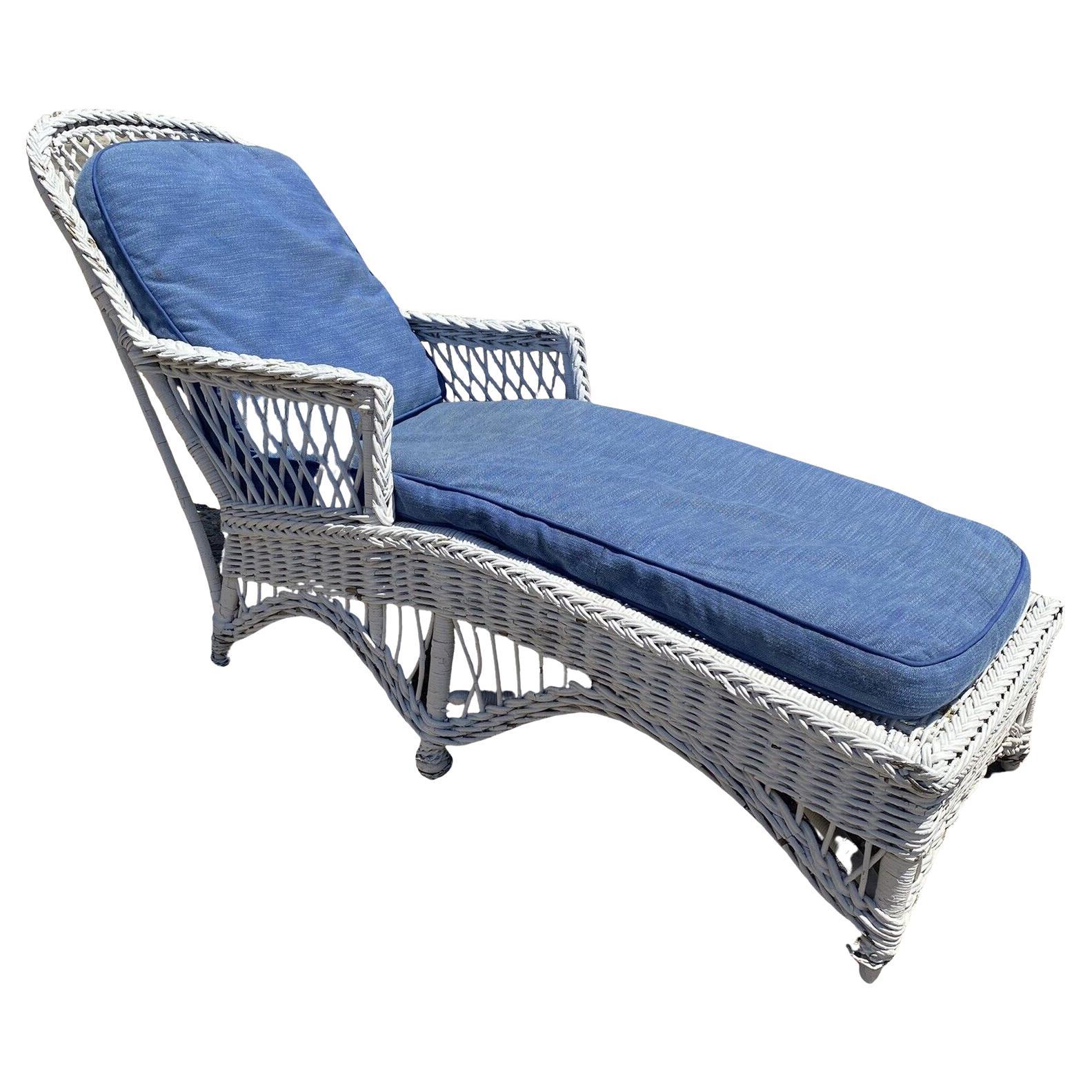 Antique American Victorian White Wicker Sunroom Chaise Lounge Arm Chair Sofa For Sale