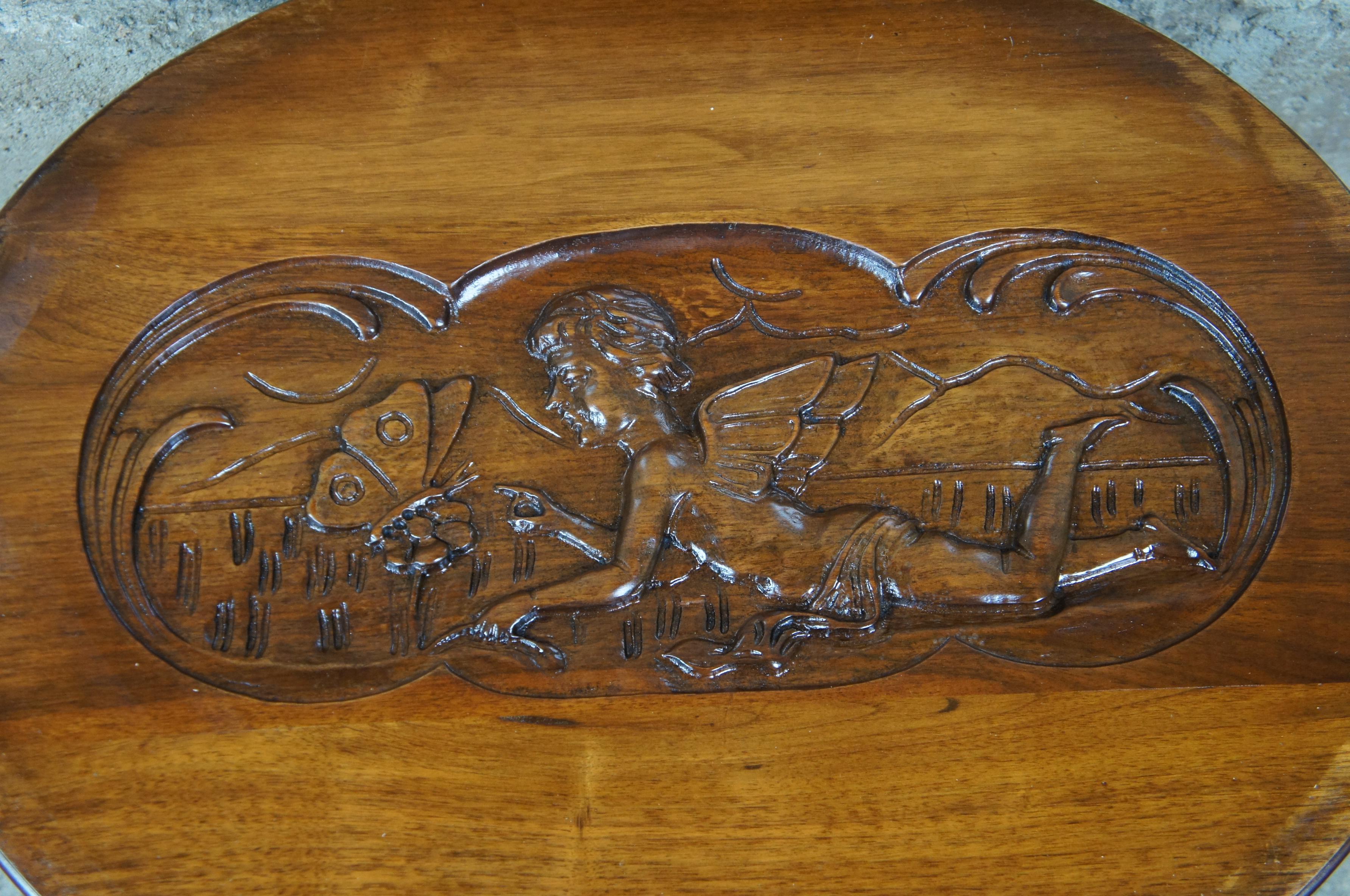 Antike amerikanische Nussbaum geschnitzt Engel Schmetterling Tee Tablett Cocktail servieren Tabelle im Zustand „Gut“ in Dayton, OH