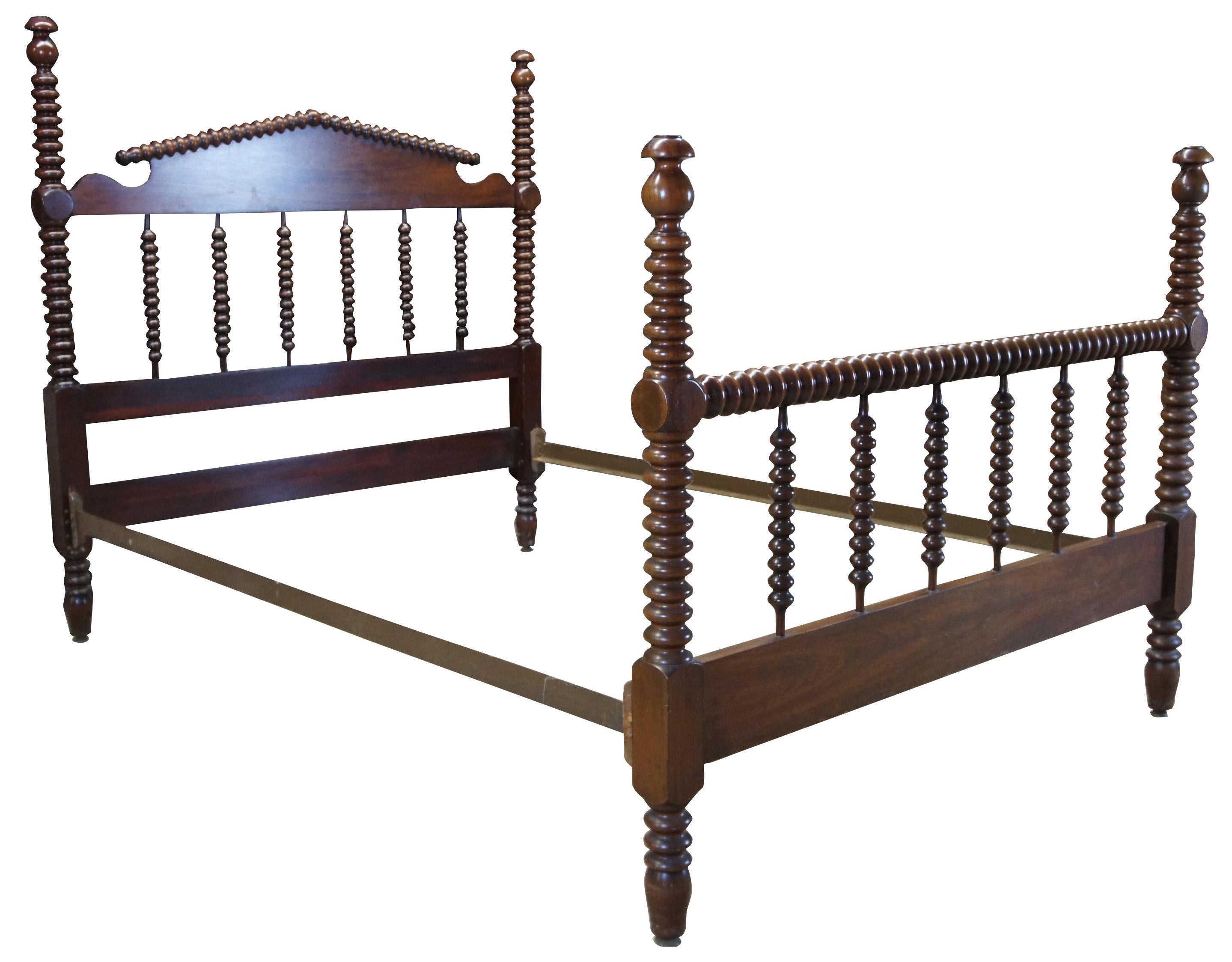 Early 1900s American walnut Jenny Lind / Federal style full size bed. Features ribbed / spooled spindles and posts.
    