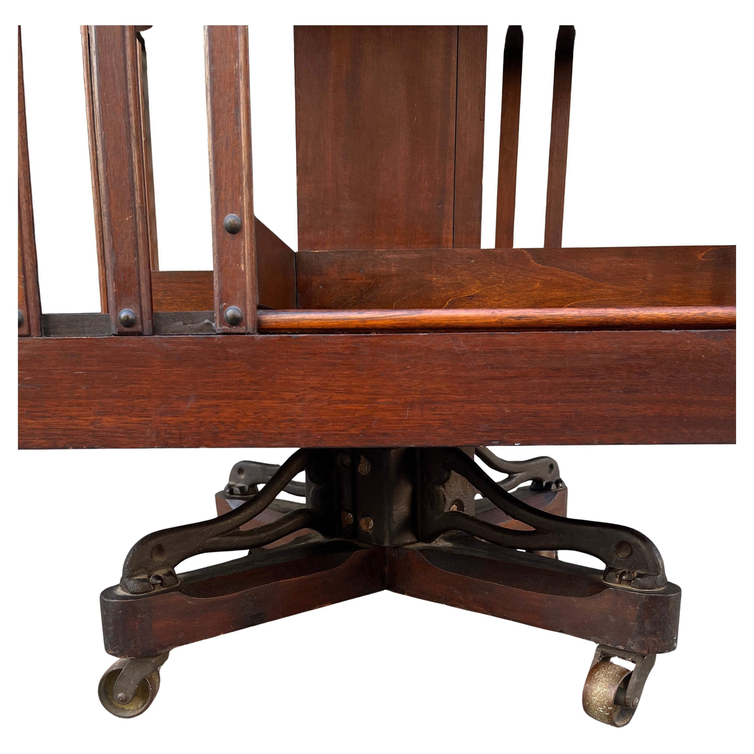 Antikes amerikanisches John Danner 3-stöckiges, sich drehbares Bücherregal aus Nussbaumholz, American Craftsmen 4