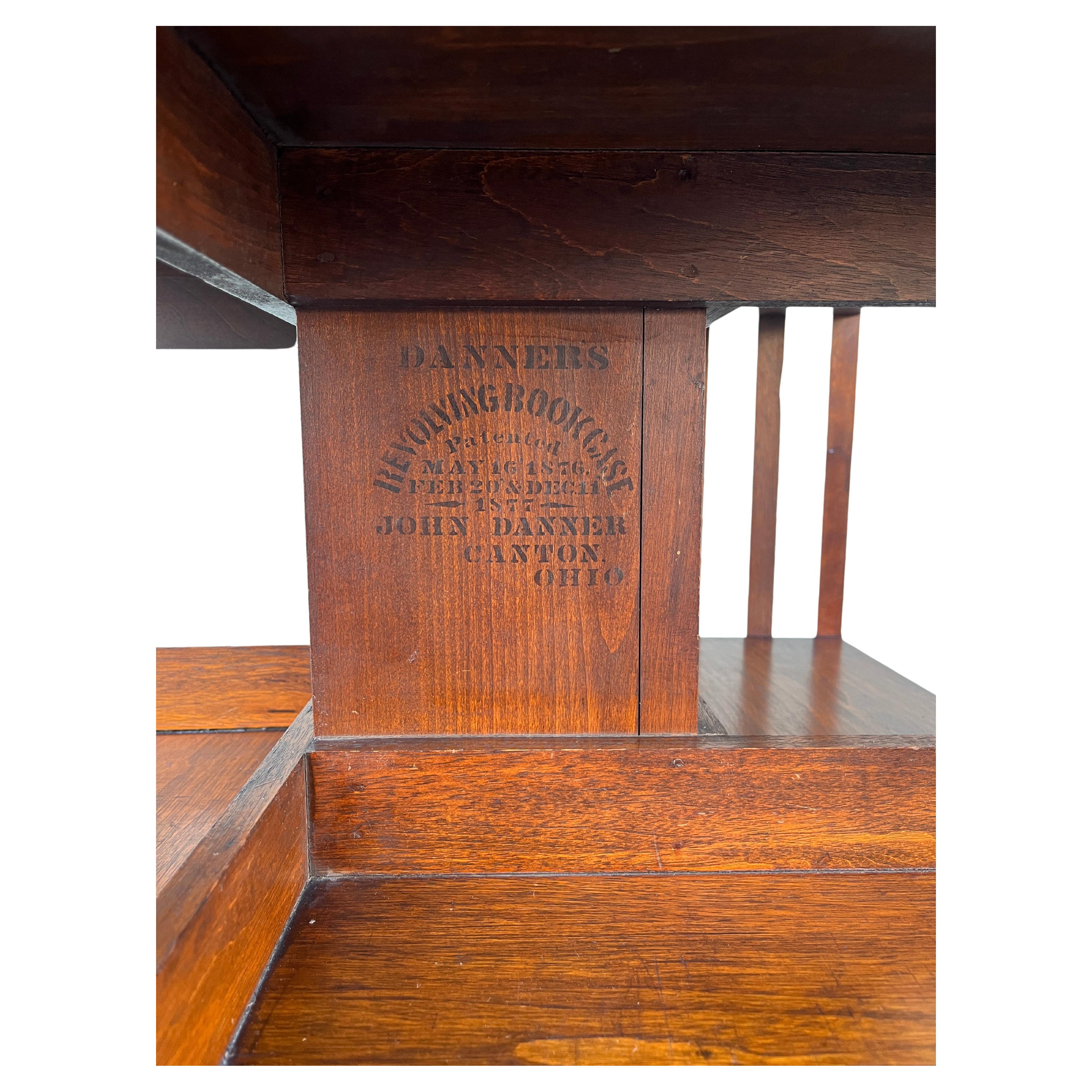 Antikes amerikanisches John Danner 3-stöckiges, sich drehbares Bücherregal aus Nussbaumholz, American Craftsmen 5