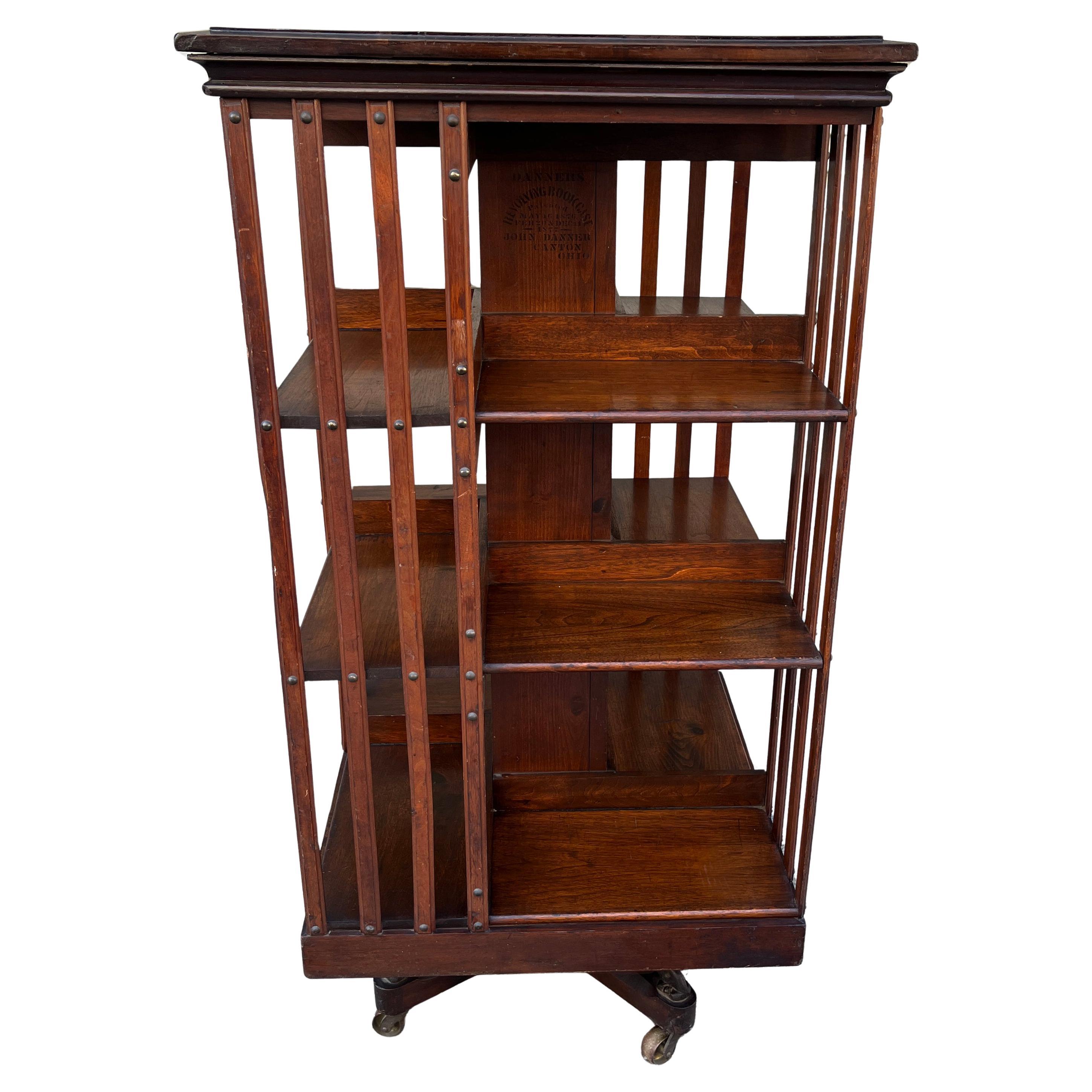 Antikes amerikanisches John Danner 3-stöckiges, sich drehbares Bücherregal aus Nussbaumholz, American Craftsmen 6