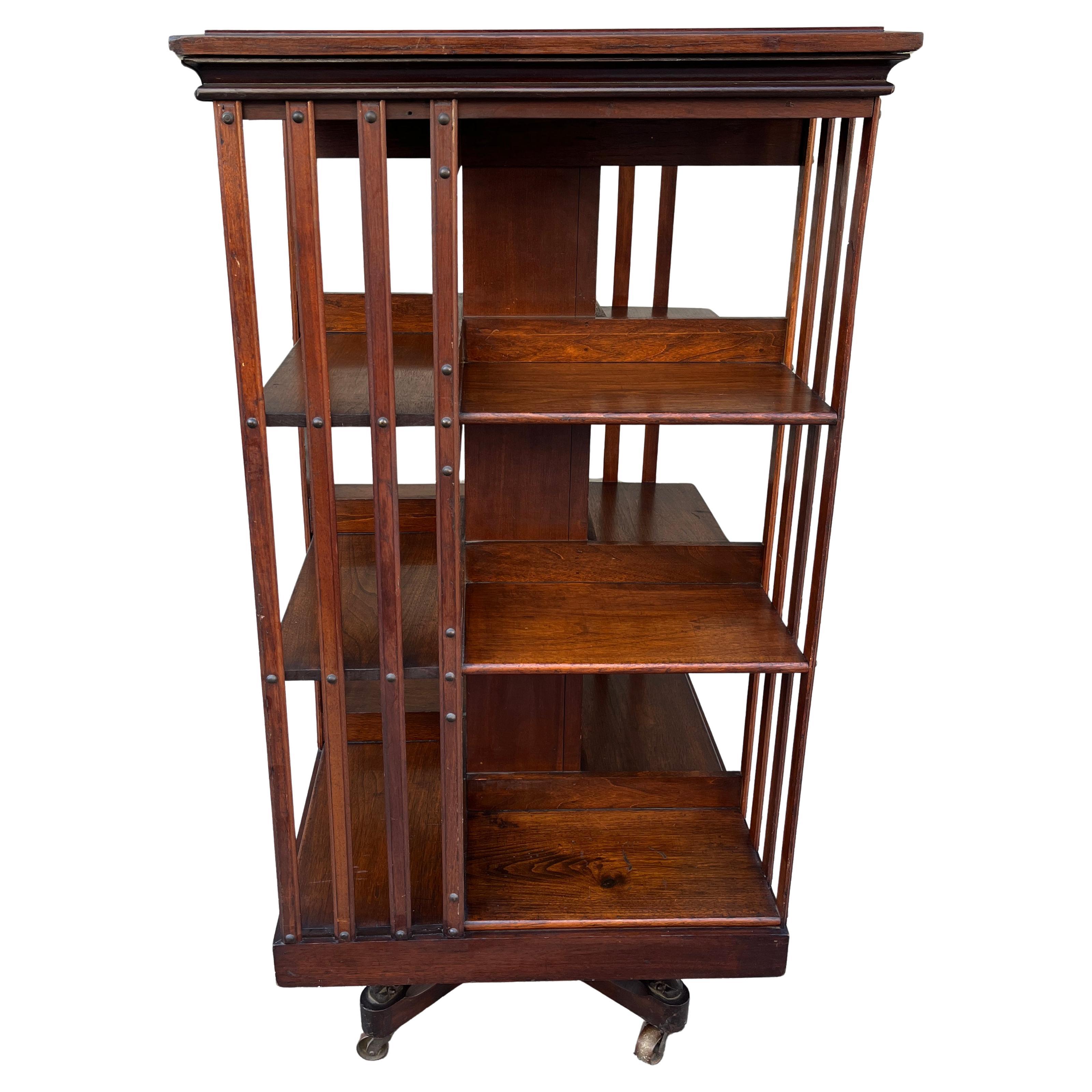 
Bücherregal im Arts and Crafts-Stil. 
Ein guter antiker amerikanischer Nussbaum Dreistöckiger drehbarer Bücherschrank, von John Danner Co, Canton Ohio, 1877. Das dreistöckige Bücherregal bietet auf vier Seiten viel Stauraum für Bücher.  Das