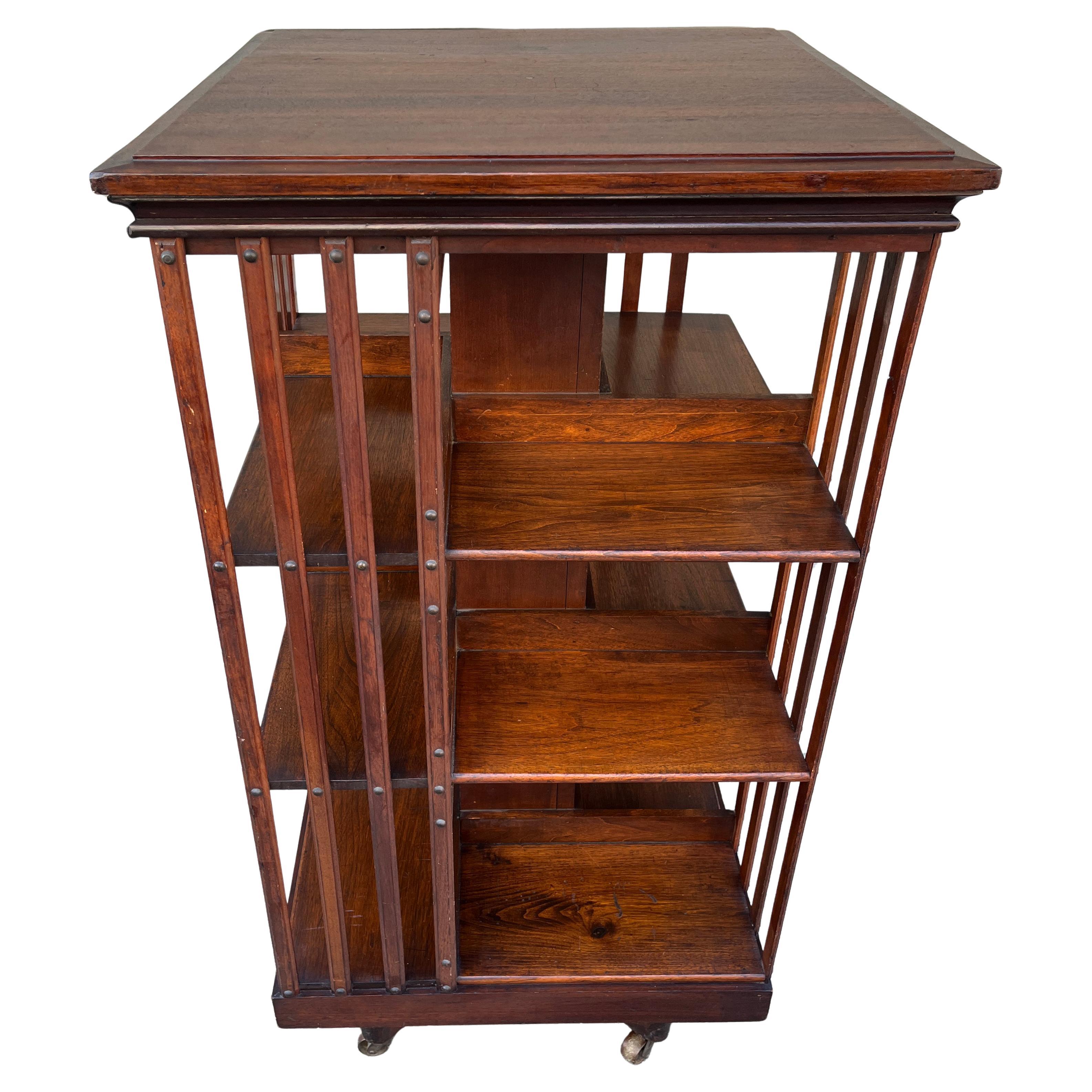 Antikes amerikanisches John Danner 3-stöckiges, sich drehbares Bücherregal aus Nussbaumholz, American Craftsmen (Arts and Crafts)