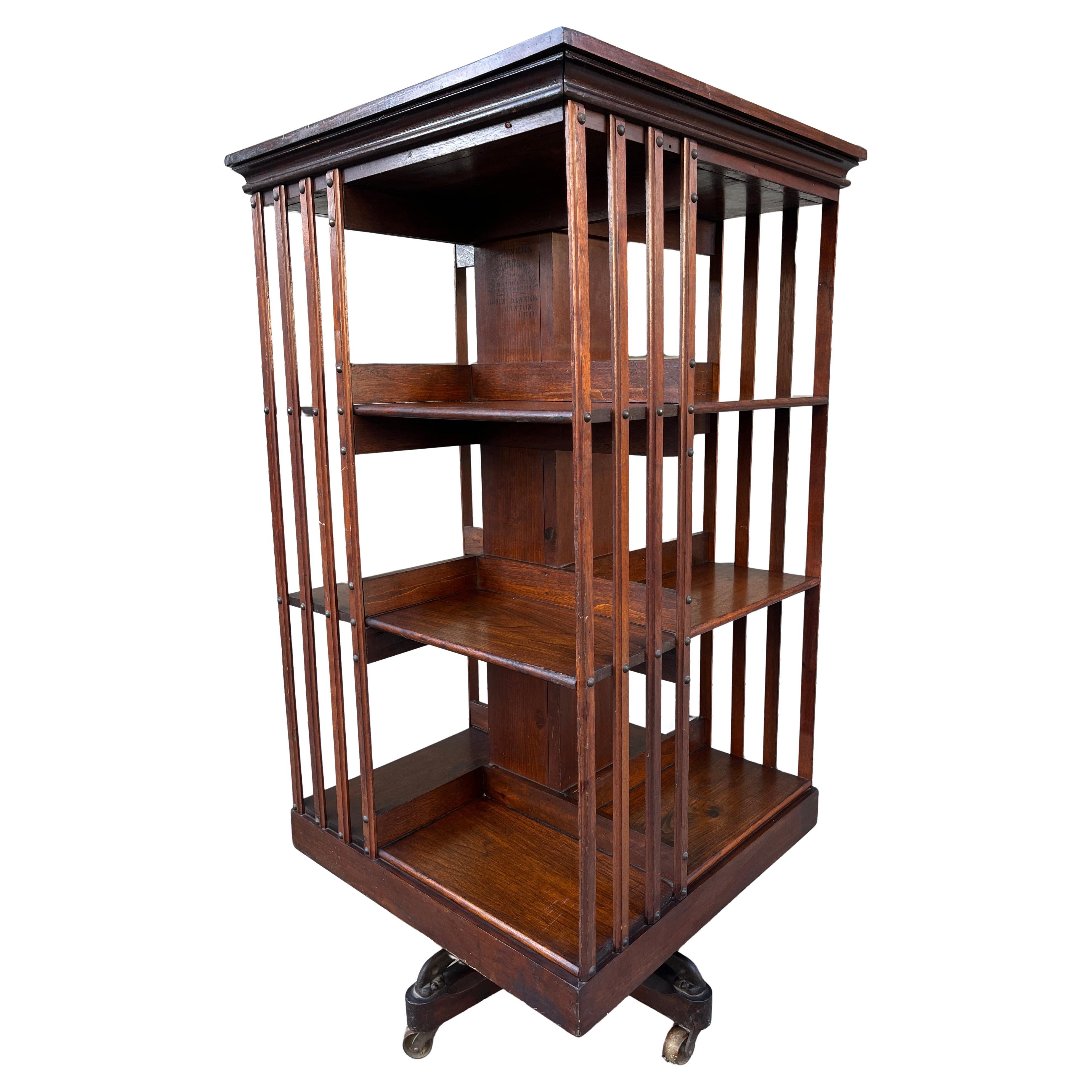 Antikes amerikanisches John Danner 3-stöckiges, sich drehbares Bücherregal aus Nussbaumholz, American Craftsmen (19. Jahrhundert)