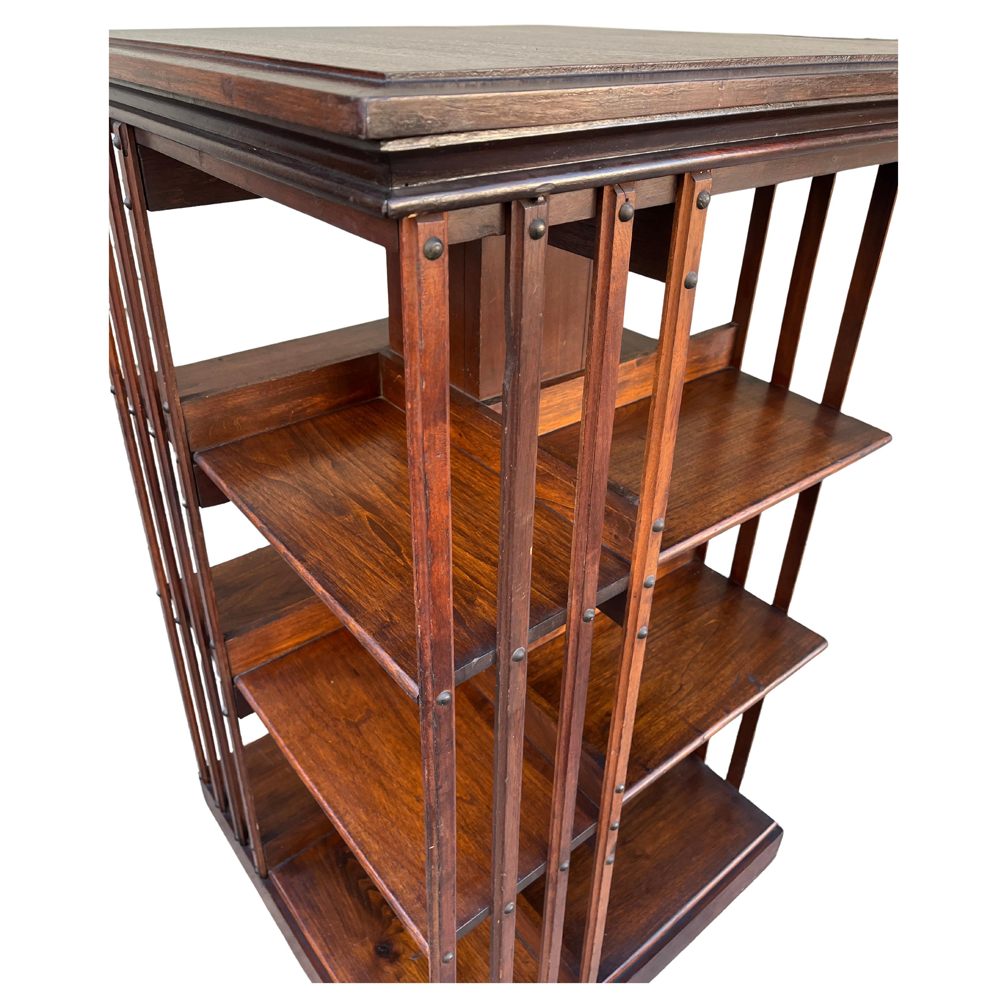 Antikes amerikanisches John Danner 3-stöckiges, sich drehbares Bücherregal aus Nussbaumholz, American Craftsmen 1