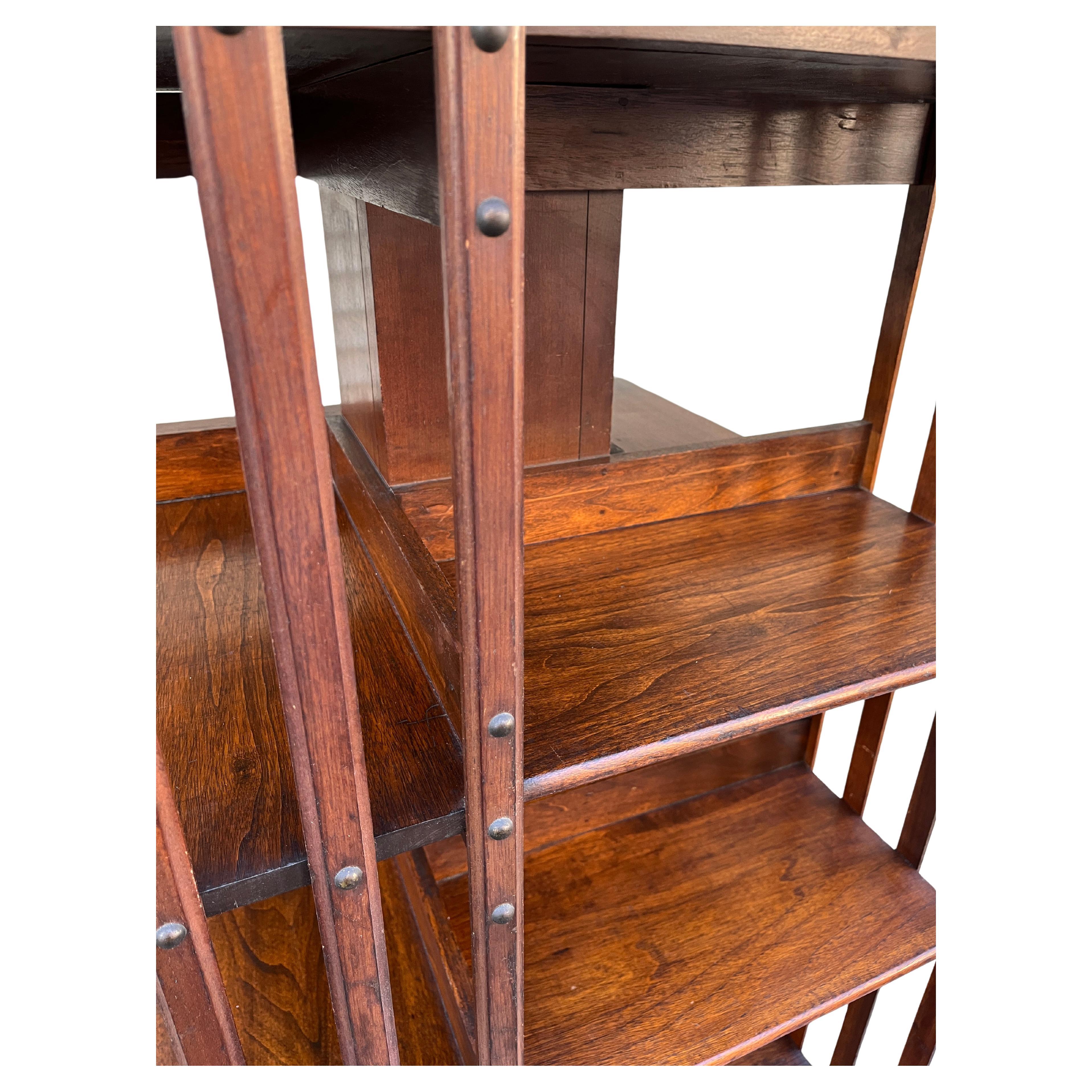 Antikes amerikanisches John Danner 3-stöckiges, sich drehbares Bücherregal aus Nussbaumholz, American Craftsmen 3